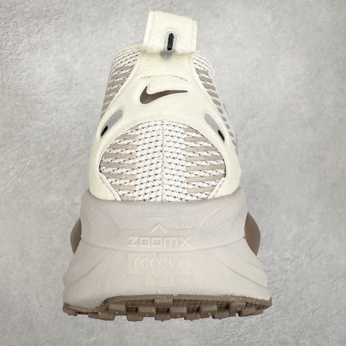 图片[8]-NK Air Zoom Vomero 18 轻便舒适公路跑步鞋 质感柔软 弹力充沛 助力一路畅跑 乐享不停 厚实泡绵缔造舒适的回弹效果 铸就出色跑步表现 该鞋款轻盈透气 带你步入舒适新境界 疾速刺激感和非凡舒适脚感交织 定能让跑者在迈步间找到渴望已久的跑步乐趣 自如掌控跑步节奏、配速和里程 足底缓震配置赋予双足柔软舒适感受 助你一路畅跑 缓震设计 在双足触地时有助提供舒适脚感 搭载性能出众的 ZoomX 和 Cushlon 泡绵 营造柔软舒适脚感 助你稳稳迈步 基于跑者反馈 简化中底设计 带来出色舒适感 尺码：36 36.5 37.5 38 38.5 39 40 40.5 41 42 42.5 43 44 44.5 45-选品中心