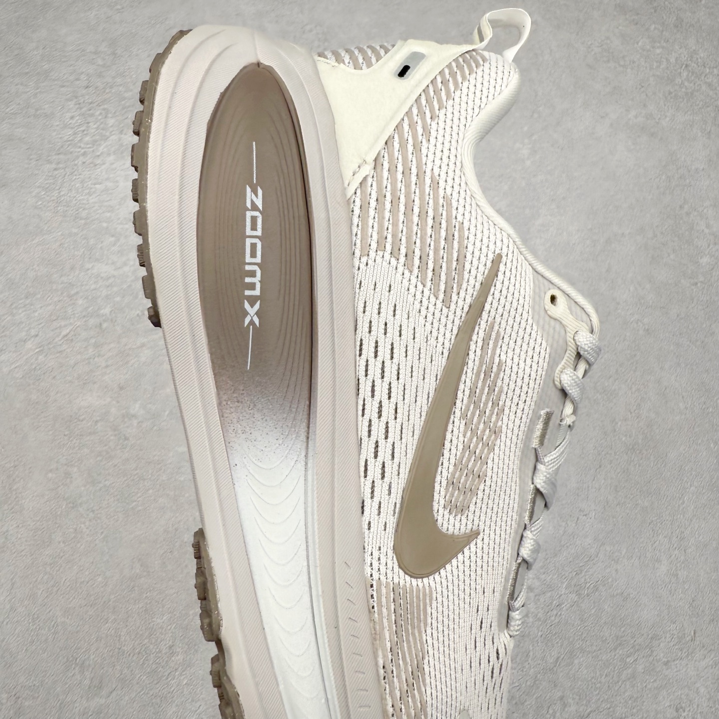 图片[6]-NK Air Zoom Vomero 18 轻便舒适公路跑步鞋 质感柔软 弹力充沛 助力一路畅跑 乐享不停 厚实泡绵缔造舒适的回弹效果 铸就出色跑步表现 该鞋款轻盈透气 带你步入舒适新境界 疾速刺激感和非凡舒适脚感交织 定能让跑者在迈步间找到渴望已久的跑步乐趣 自如掌控跑步节奏、配速和里程 足底缓震配置赋予双足柔软舒适感受 助你一路畅跑 缓震设计 在双足触地时有助提供舒适脚感 搭载性能出众的 ZoomX 和 Cushlon 泡绵 营造柔软舒适脚感 助你稳稳迈步 基于跑者反馈 简化中底设计 带来出色舒适感 尺码：36 36.5 37.5 38 38.5 39 40 40.5 41 42 42.5 43 44 44.5 45-选品中心