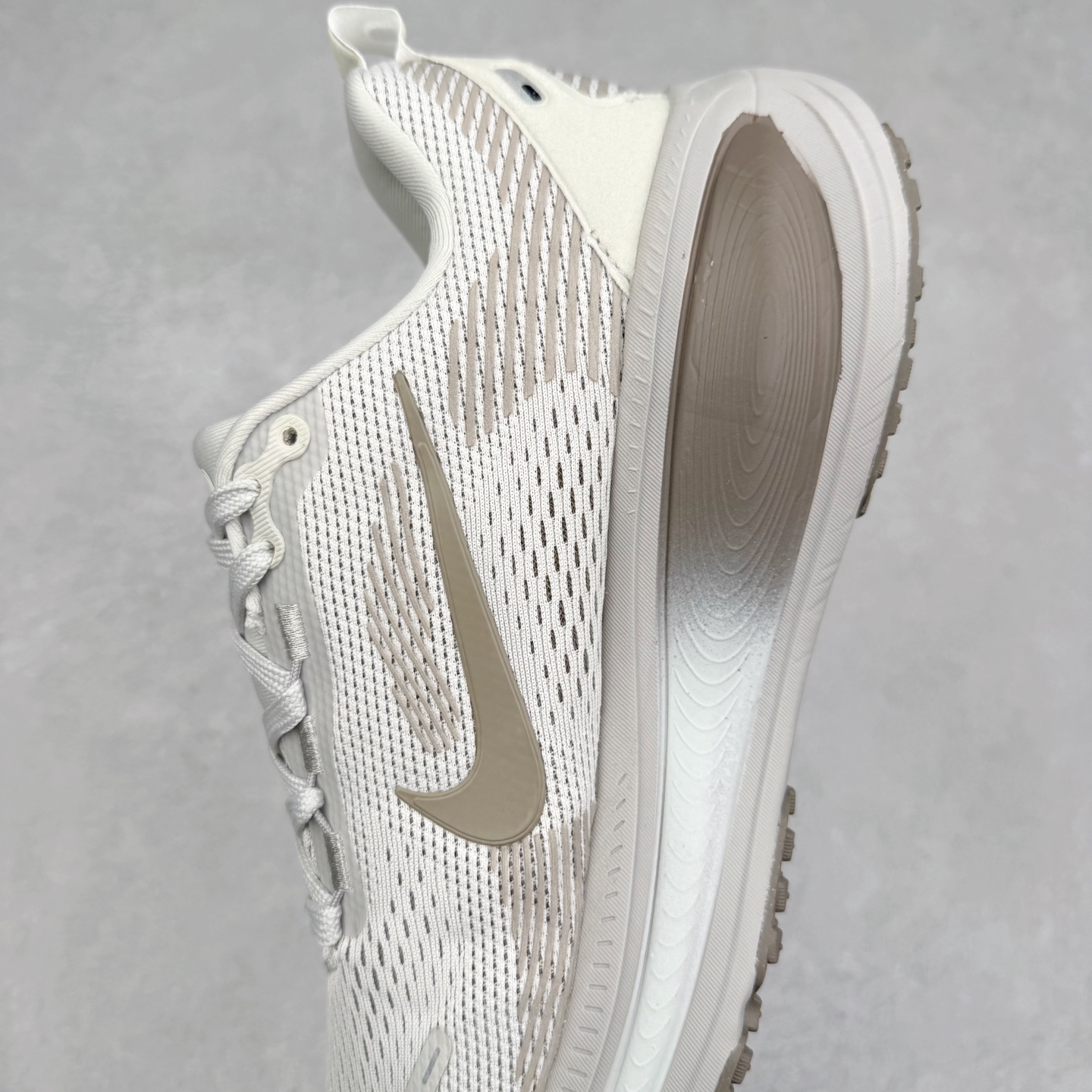 图片[7]-NK Air Zoom Vomero 18 轻便舒适公路跑步鞋 质感柔软 弹力充沛 助力一路畅跑 乐享不停 厚实泡绵缔造舒适的回弹效果 铸就出色跑步表现 该鞋款轻盈透气 带你步入舒适新境界 疾速刺激感和非凡舒适脚感交织 定能让跑者在迈步间找到渴望已久的跑步乐趣 自如掌控跑步节奏、配速和里程 足底缓震配置赋予双足柔软舒适感受 助你一路畅跑 缓震设计 在双足触地时有助提供舒适脚感 搭载性能出众的 ZoomX 和 Cushlon 泡绵 营造柔软舒适脚感 助你稳稳迈步 基于跑者反馈 简化中底设计 带来出色舒适感 尺码：36 36.5 37.5 38 38.5 39 40 40.5 41 42 42.5 43 44 44.5 45-选品中心