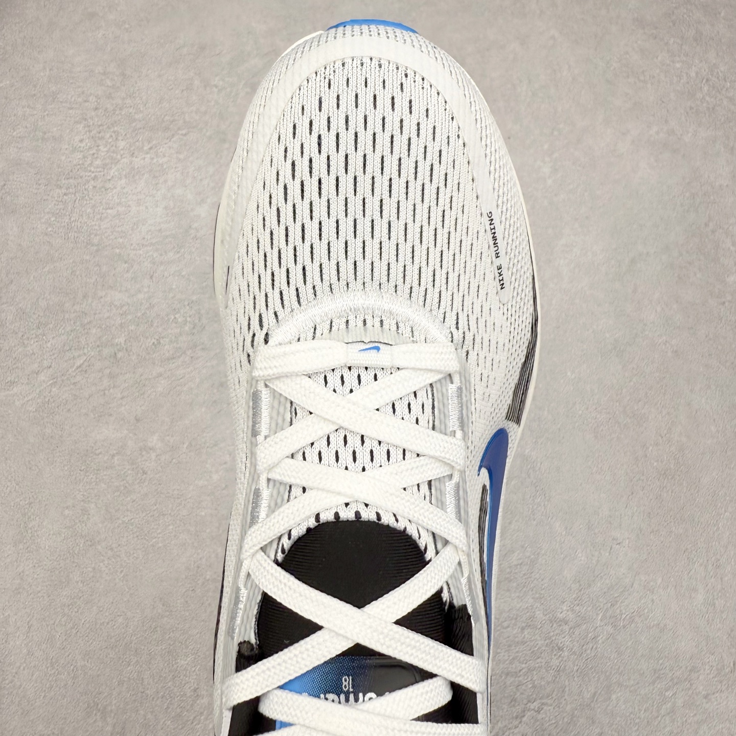 图片[4]-NK Air Zoom Vomero 18 轻便舒适公路跑步鞋 质感柔软 弹力充沛 助力一路畅跑 乐享不停 厚实泡绵缔造舒适的回弹效果 铸就出色跑步表现 该鞋款轻盈透气 带你步入舒适新境界 疾速刺激感和非凡舒适脚感交织 定能让跑者在迈步间找到渴望已久的跑步乐趣 自如掌控跑步节奏、配速和里程 足底缓震配置赋予双足柔软舒适感受 助你一路畅跑 缓震设计 在双足触地时有助提供舒适脚感 搭载性能出众的 ZoomX 和 Cushlon 泡绵 营造柔软舒适脚感 助你稳稳迈步 基于跑者反馈 简化中底设计 带来出色舒适感 尺码：36 36.5 37.5 38 38.5 39 40 40.5 41 42 42.5 43 44 44.5 45-选品中心