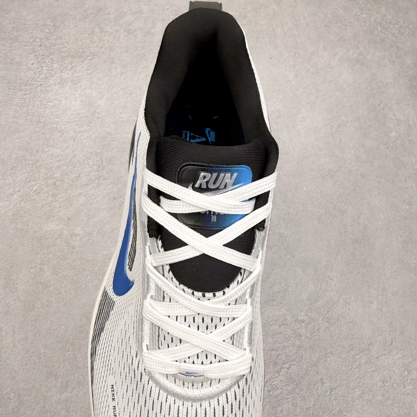 图片[5]-NK Air Zoom Vomero 18 轻便舒适公路跑步鞋 质感柔软 弹力充沛 助力一路畅跑 乐享不停 厚实泡绵缔造舒适的回弹效果 铸就出色跑步表现 该鞋款轻盈透气 带你步入舒适新境界 疾速刺激感和非凡舒适脚感交织 定能让跑者在迈步间找到渴望已久的跑步乐趣 自如掌控跑步节奏、配速和里程 足底缓震配置赋予双足柔软舒适感受 助你一路畅跑 缓震设计 在双足触地时有助提供舒适脚感 搭载性能出众的 ZoomX 和 Cushlon 泡绵 营造柔软舒适脚感 助你稳稳迈步 基于跑者反馈 简化中底设计 带来出色舒适感 尺码：36 36.5 37.5 38 38.5 39 40 40.5 41 42 42.5 43 44 44.5 45-选品中心