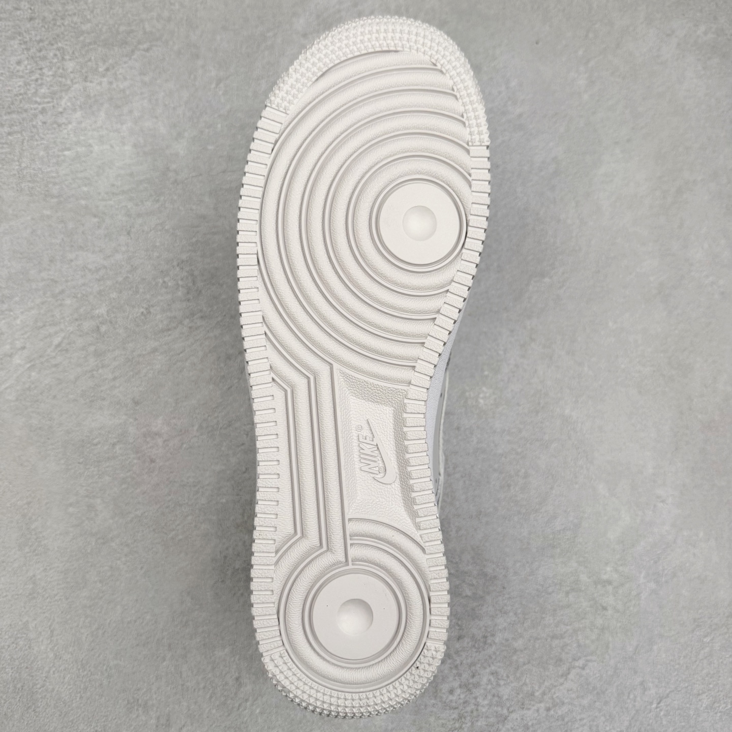 图片[9]-NK Air Force 1´07 Low 空军一号低帮百搭休闲运动板鞋 HV9405-001 柔软、弹性十足的缓震性能和出色的中底设计 横跨复古与现代的外型结合 造就出风靡全球 三十多年的Force 1 直到今天还深受青睐 实拍调校N版已经零色差零失真 百分百还原实物色彩所见即所得 不存在货不对板色差等低级问题 选购参考实物拍摄 不混卖不参货 只用心做好货严格选品 承诺混一赔十 尺码：36 36.5 37.5 38 38.5 39 40 40.5 41 42 42.5 43 44 44.5 45-选品中心