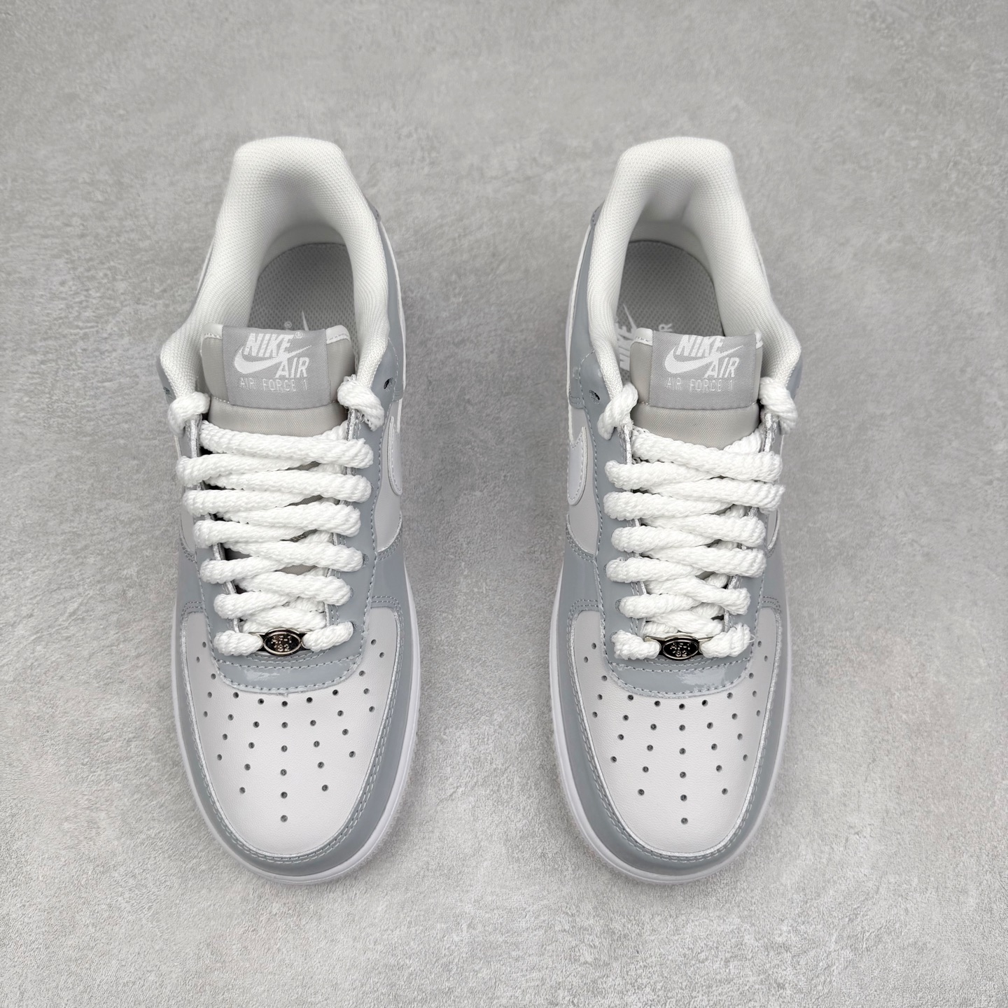 图片[2]-NK Air Force 1´07 Low 空军一号低帮百搭休闲运动板鞋 HV9405-001 柔软、弹性十足的缓震性能和出色的中底设计 横跨复古与现代的外型结合 造就出风靡全球 三十多年的Force 1 直到今天还深受青睐 实拍调校N版已经零色差零失真 百分百还原实物色彩所见即所得 不存在货不对板色差等低级问题 选购参考实物拍摄 不混卖不参货 只用心做好货严格选品 承诺混一赔十 尺码：36 36.5 37.5 38 38.5 39 40 40.5 41 42 42.5 43 44 44.5 45-选品中心