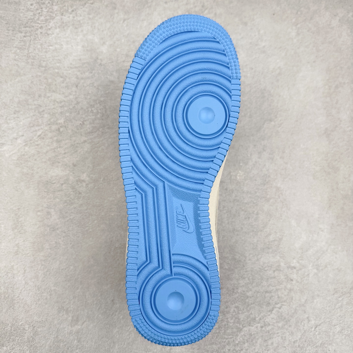 图片[9]-NK Air Force 1´07 Low 空军一号低帮百搭休闲运动板鞋 LW9279-017 柔软、弹性十足的缓震性能和出色的中底设计 横跨复古与现代的外型结合 造就出风靡全球 三十多年的Force 1 直到今天还深受青睐 实拍调校N版已经零色差零失真 百分百还原实物色彩所见即所得 不存在货不对板色差等低级问题 选购参考实物拍摄 不混卖不参货 只用心做好货严格选品 承诺混一赔十 尺码：36 36.5 37.5 38 38.5 39 40 40.5 41 42 42.5 43 44 44.5 45-选品中心