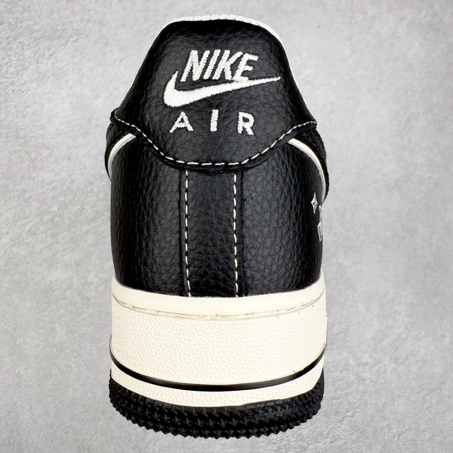 图片[8]-NK Air Force 1´07 Low 空军一号低帮百搭休闲运动板鞋 HJ3188-006 柔软、弹性十足的缓震性能和出色的中底设计 横跨复古与现代的外型结合 造就出风靡全球 三十多年的Force 1 直到今天还深受青睐 实拍调校N版已经零色差零失真 百分百还原实物色彩所见即所得 不存在货不对板色差等低级问题 选购参考实物拍摄 不混卖不参货 只用心做好货严格选品 承诺混一赔十 尺码：36 36.5 37.5 38 38.5 39 40 40.5 41 42 42.5 43 44 44.5 45-选品中心