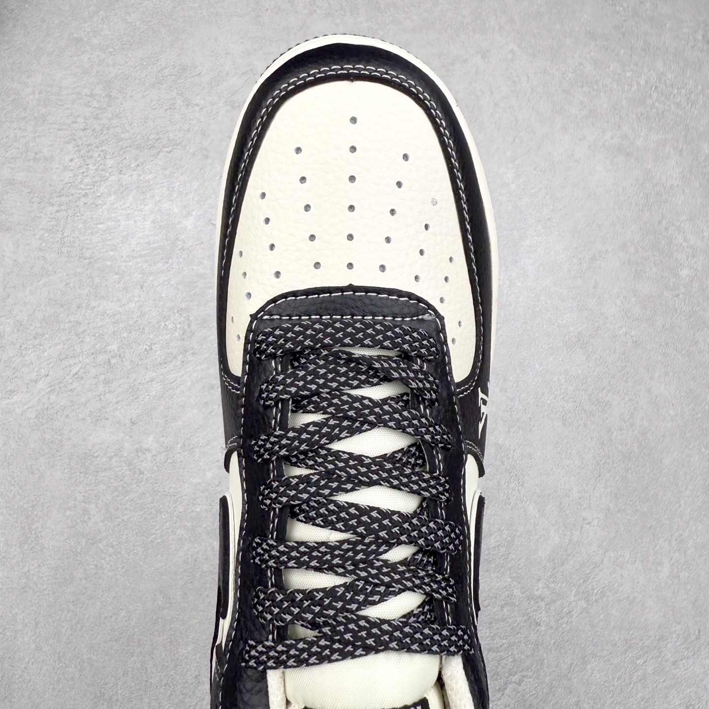 图片[4]-NK Air Force 1´07 Low 空军一号低帮百搭休闲运动板鞋 HJ3188-006 柔软、弹性十足的缓震性能和出色的中底设计 横跨复古与现代的外型结合 造就出风靡全球 三十多年的Force 1 直到今天还深受青睐 实拍调校N版已经零色差零失真 百分百还原实物色彩所见即所得 不存在货不对板色差等低级问题 选购参考实物拍摄 不混卖不参货 只用心做好货严格选品 承诺混一赔十 尺码：36 36.5 37.5 38 38.5 39 40 40.5 41 42 42.5 43 44 44.5 45-选品中心