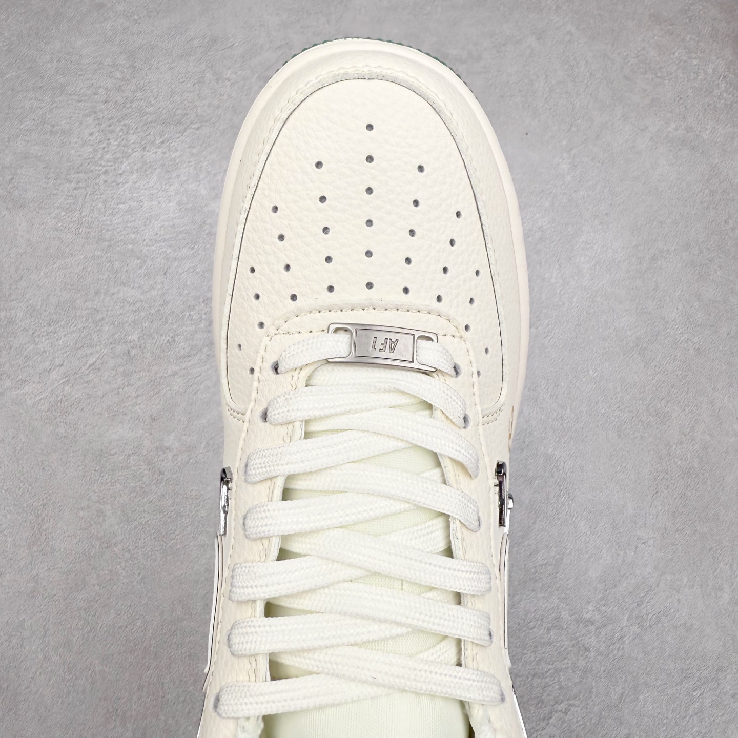 图片[4]-NK Air Force 1´07 Low 空军一号低帮百搭休闲运动板鞋 XS2869-002 柔软、弹性十足的缓震性能和出色的中底设计 横跨复古与现代的外型结合 造就出风靡全球 三十多年的Force 1 直到今天还深受青睐 实拍调校N版已经零色差零失真 百分百还原实物色彩所见即所得 不存在货不对板色差等低级问题 选购参考实物拍摄 不混卖不参货 只用心做好货严格选品 承诺混一赔十 尺码：36 36.5 37.5 38 38.5 39 40 40.5 41 42 42.5 43 44 44.5 45-选品中心