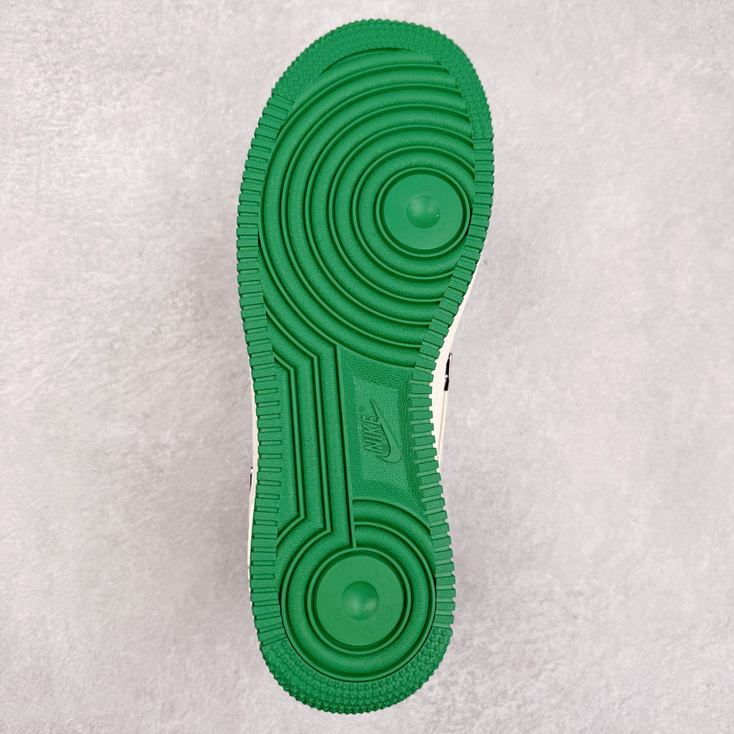 图片[9]-NK Air Force 1´07 Low 空军一号低帮百搭休闲运动板鞋 XS2869-002 柔软、弹性十足的缓震性能和出色的中底设计 横跨复古与现代的外型结合 造就出风靡全球 三十多年的Force 1 直到今天还深受青睐 实拍调校N版已经零色差零失真 百分百还原实物色彩所见即所得 不存在货不对板色差等低级问题 选购参考实物拍摄 不混卖不参货 只用心做好货严格选品 承诺混一赔十 尺码：36 36.5 37.5 38 38.5 39 40 40.5 41 42 42.5 43 44 44.5 45-选品中心