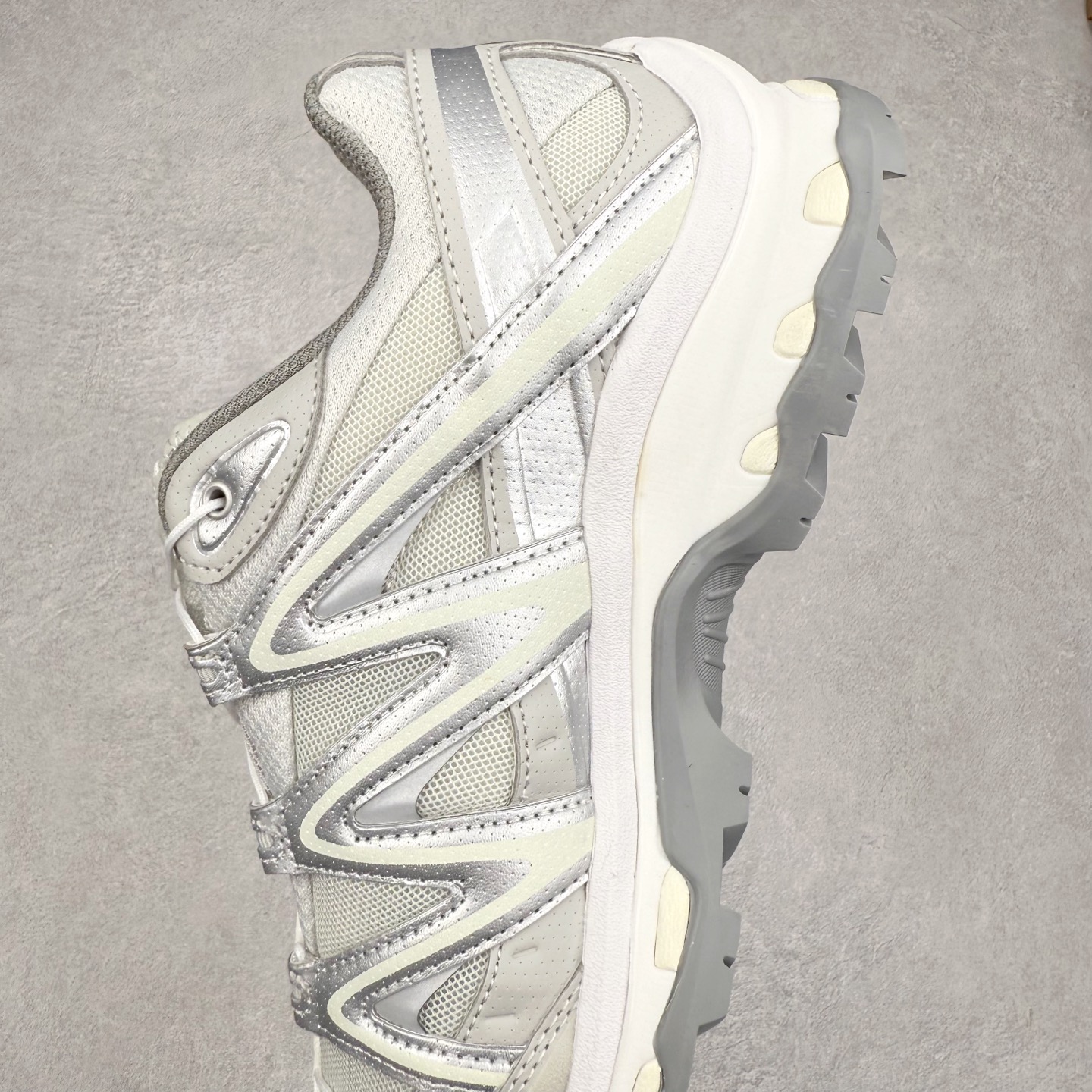 图片[7]-＃TG福利特价️ Salomon XT-QUEST ADV 萨洛蒙潮流越野机能户外功能鞋 纯原外贸平台特供订单 耗时半年巨作 全套原纸板楦头开发 原厂特供网布配套加持 确保原汁原味 完美呈现版型 原档数据独家私模五层组合大底 男女鞋同步官方开发至46.5 原装Ortholite轻量化鞋垫 中底布带钢印编号 原厂TPU锁扣 进口港宝加持 后跟自然饱满 还原公司包裹性 基于 SALOMON 初代 XT 鞋身造型并搭载 4D ADVANCED CHASSIS™ 大底打造而成 为这款 XT-QUEST 带来了多项足部控制与保护等功能性 如在运动过程中控制左右晃动的过程而提高稳定性、改善长途越野过程中足中到足尖的过渡、提高感知岩石的精确度以抵抗尖锐物体对脚底的伤害以及采用动态缓冲来增强穿着舒适感 从而减轻疲劳感 使 XT-QUEST 成为一双舒适且安全的户外之履 尺码：36 36.5 37.5 38 38.5 39 40 40.5 41 42 42.5 43 44 44.5 45-选品中心