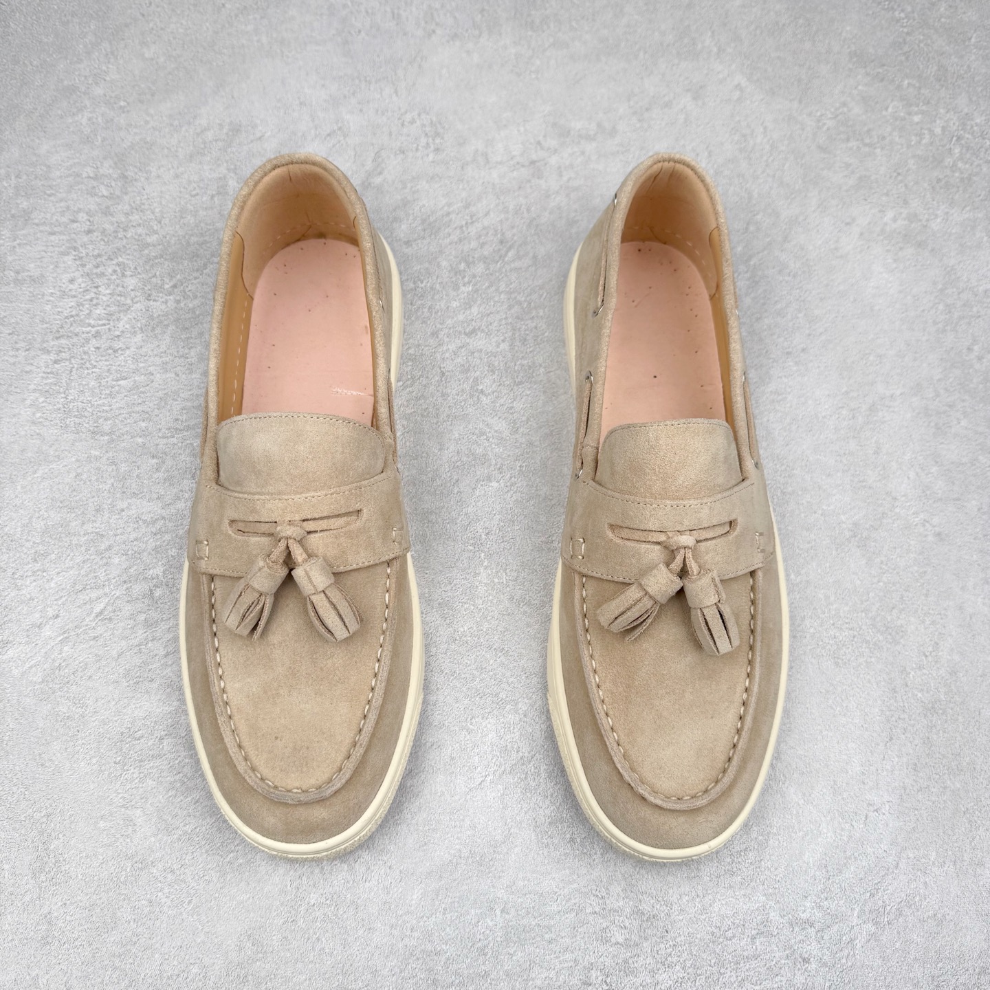 图片[2]-Brunello Cucinelli 小牛皮套脚圆头乐福鞋 Brunello Cucinelli是来自意大利的世界顶级奢侈品牌，被誉为低调奢华的“山羊绒之王”和“服装界真正的奢侈品”。很多人都知道羊绒Cashmere顶级、昂贵，一穿就脱不下来，还很容易和其他衣服相互搭配，但是，再也没有比Brunello Cucinelli 这个品牌更懂得把顶级的羊绒面料设计出一种“低调的奢华”的风格。尺码：37 38 39 40 41 42 43 44 45 46-选品中心