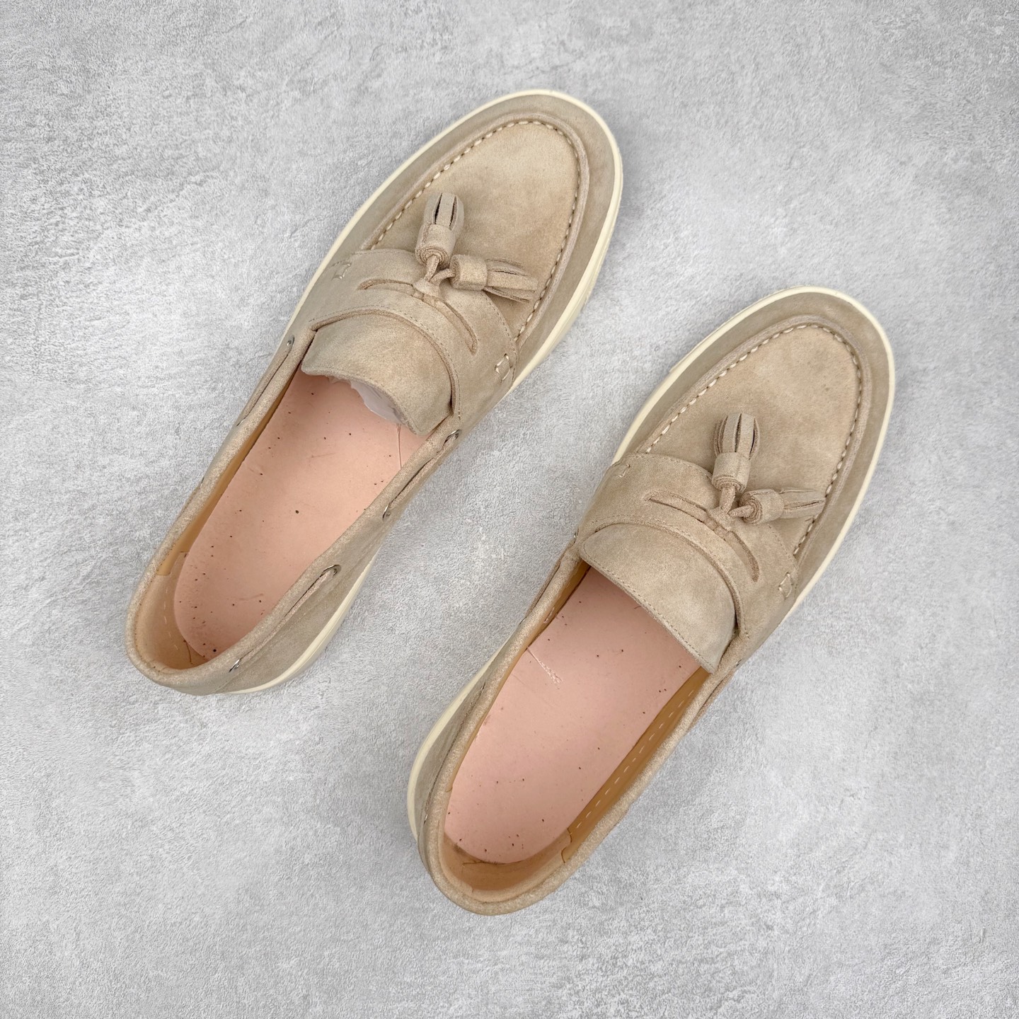 图片[3]-Brunello Cucinelli 小牛皮套脚圆头乐福鞋 Brunello Cucinelli是来自意大利的世界顶级奢侈品牌，被誉为低调奢华的“山羊绒之王”和“服装界真正的奢侈品”。很多人都知道羊绒Cashmere顶级、昂贵，一穿就脱不下来，还很容易和其他衣服相互搭配，但是，再也没有比Brunello Cucinelli 这个品牌更懂得把顶级的羊绒面料设计出一种“低调的奢华”的风格。尺码：37 38 39 40 41 42 43 44 45 46-选品中心