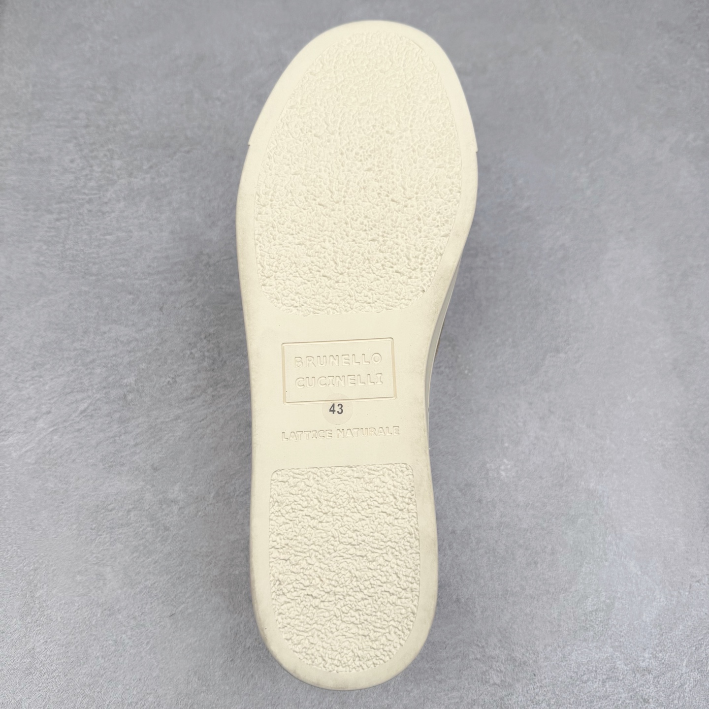 图片[9]-Brunello Cucinelli 小牛皮套脚圆头乐福鞋 Brunello Cucinelli是来自意大利的世界顶级奢侈品牌，被誉为低调奢华的“山羊绒之王”和“服装界真正的奢侈品”。很多人都知道羊绒Cashmere顶级、昂贵，一穿就脱不下来，还很容易和其他衣服相互搭配，但是，再也没有比Brunello Cucinelli 这个品牌更懂得把顶级的羊绒面料设计出一种“低调的奢华”的风格。尺码：37 38 39 40 41 42 43 44 45 46-选品中心