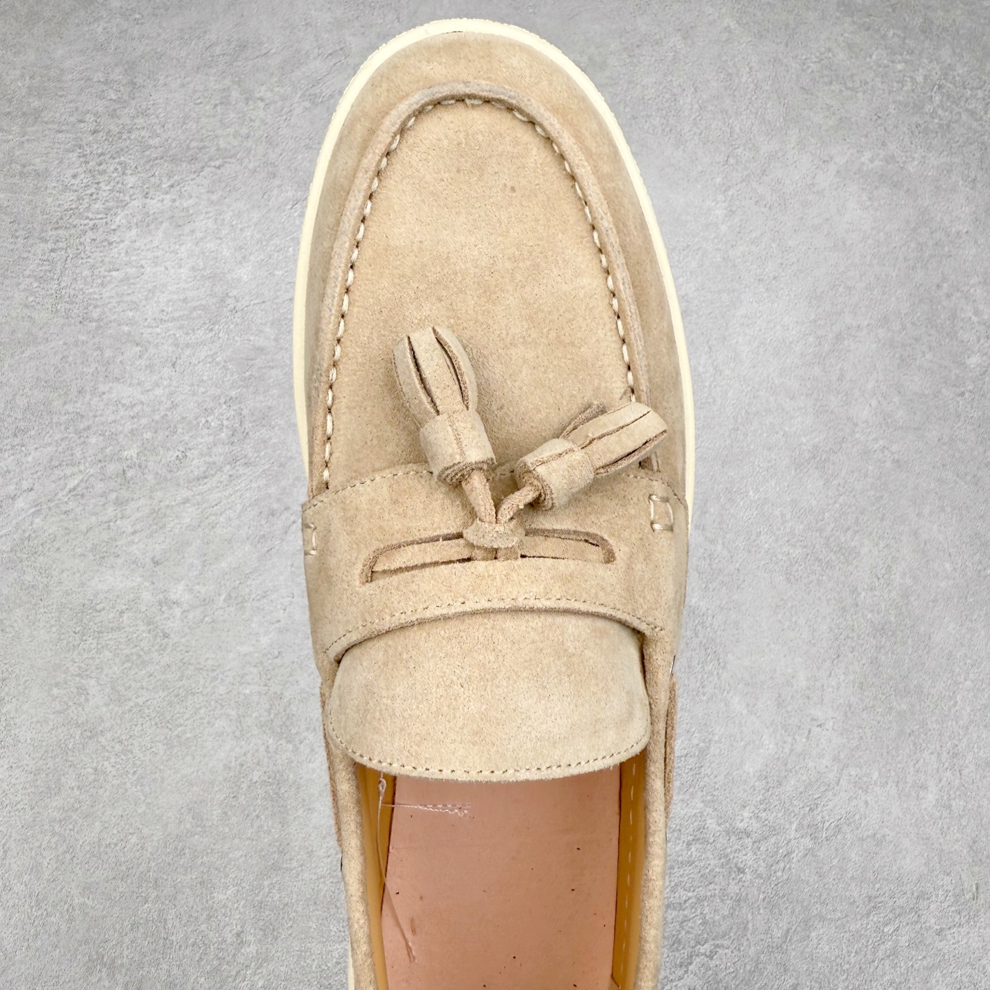 图片[4]-Brunello Cucinelli 小牛皮套脚圆头乐福鞋 Brunello Cucinelli是来自意大利的世界顶级奢侈品牌，被誉为低调奢华的“山羊绒之王”和“服装界真正的奢侈品”。很多人都知道羊绒Cashmere顶级、昂贵，一穿就脱不下来，还很容易和其他衣服相互搭配，但是，再也没有比Brunello Cucinelli 这个品牌更懂得把顶级的羊绒面料设计出一种“低调的奢华”的风格。尺码：37 38 39 40 41 42 43 44 45 46-选品中心