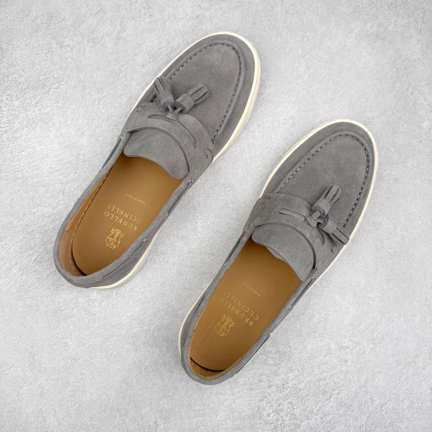 图片[3]-Brunello Cucinelli 小牛皮套脚圆头乐福鞋 Brunello Cucinelli是来自意大利的世界顶级奢侈品牌，被誉为低调奢华的“山羊绒之王”和“服装界真正的奢侈品”。很多人都知道羊绒Cashmere顶级、昂贵，一穿就脱不下来，还很容易和其他衣服相互搭配，但是，再也没有比Brunello Cucinelli 这个品牌更懂得把顶级的羊绒面料设计出一种“低调的奢华”的风格。尺码：37 38 39 40 41 42 43 44 45 46-选品中心