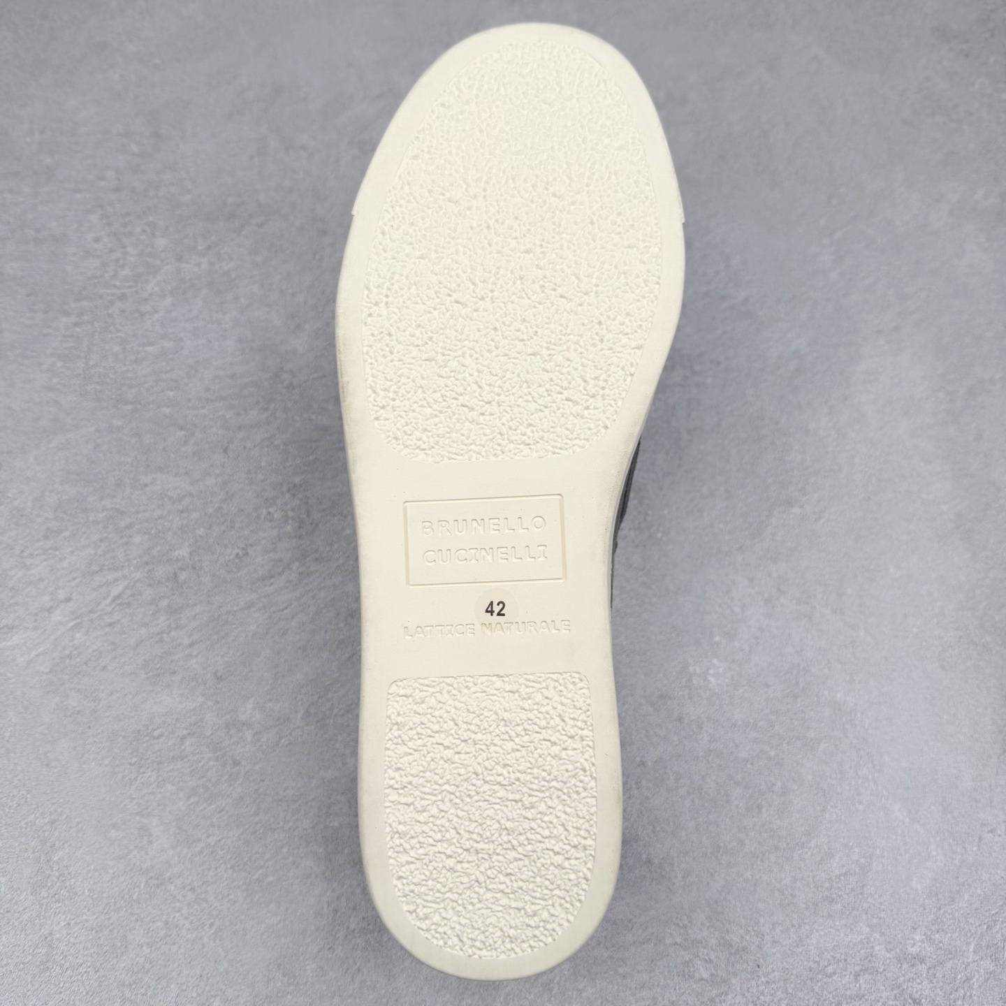 图片[9]-Brunello Cucinelli 小牛皮套脚圆头乐福鞋 Brunello Cucinelli是来自意大利的世界顶级奢侈品牌，被誉为低调奢华的“山羊绒之王”和“服装界真正的奢侈品”。很多人都知道羊绒Cashmere顶级、昂贵，一穿就脱不下来，还很容易和其他衣服相互搭配，但是，再也没有比Brunello Cucinelli 这个品牌更懂得把顶级的羊绒面料设计出一种“低调的奢华”的风格。尺码：37 38 39 40 41 42 43 44 45 46-选品中心