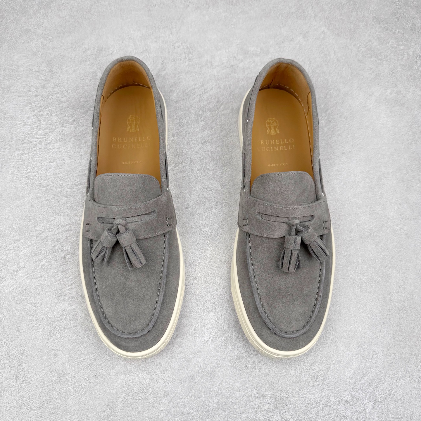 图片[2]-Brunello Cucinelli 小牛皮套脚圆头乐福鞋 Brunello Cucinelli是来自意大利的世界顶级奢侈品牌，被誉为低调奢华的“山羊绒之王”和“服装界真正的奢侈品”。很多人都知道羊绒Cashmere顶级、昂贵，一穿就脱不下来，还很容易和其他衣服相互搭配，但是，再也没有比Brunello Cucinelli 这个品牌更懂得把顶级的羊绒面料设计出一种“低调的奢华”的风格。尺码：37 38 39 40 41 42 43 44 45 46-选品中心