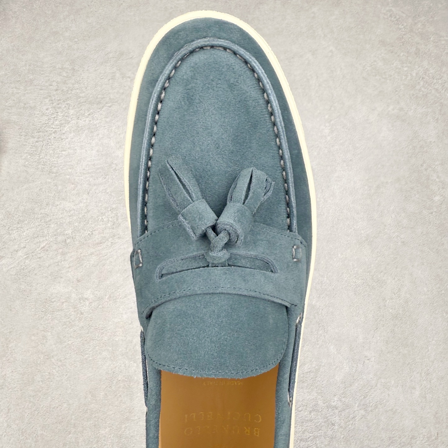 图片[4]-Brunello Cucinelli 小牛皮套脚圆头乐福鞋 Brunello Cucinelli是来自意大利的世界顶级奢侈品牌，被誉为低调奢华的“山羊绒之王”和“服装界真正的奢侈品”。很多人都知道羊绒Cashmere顶级、昂贵，一穿就脱不下来，还很容易和其他衣服相互搭配，但是，再也没有比Brunello Cucinelli 这个品牌更懂得把顶级的羊绒面料设计出一种“低调的奢华”的风格。尺码：37 38 39 40 41 42 43 44 45 46-选品中心