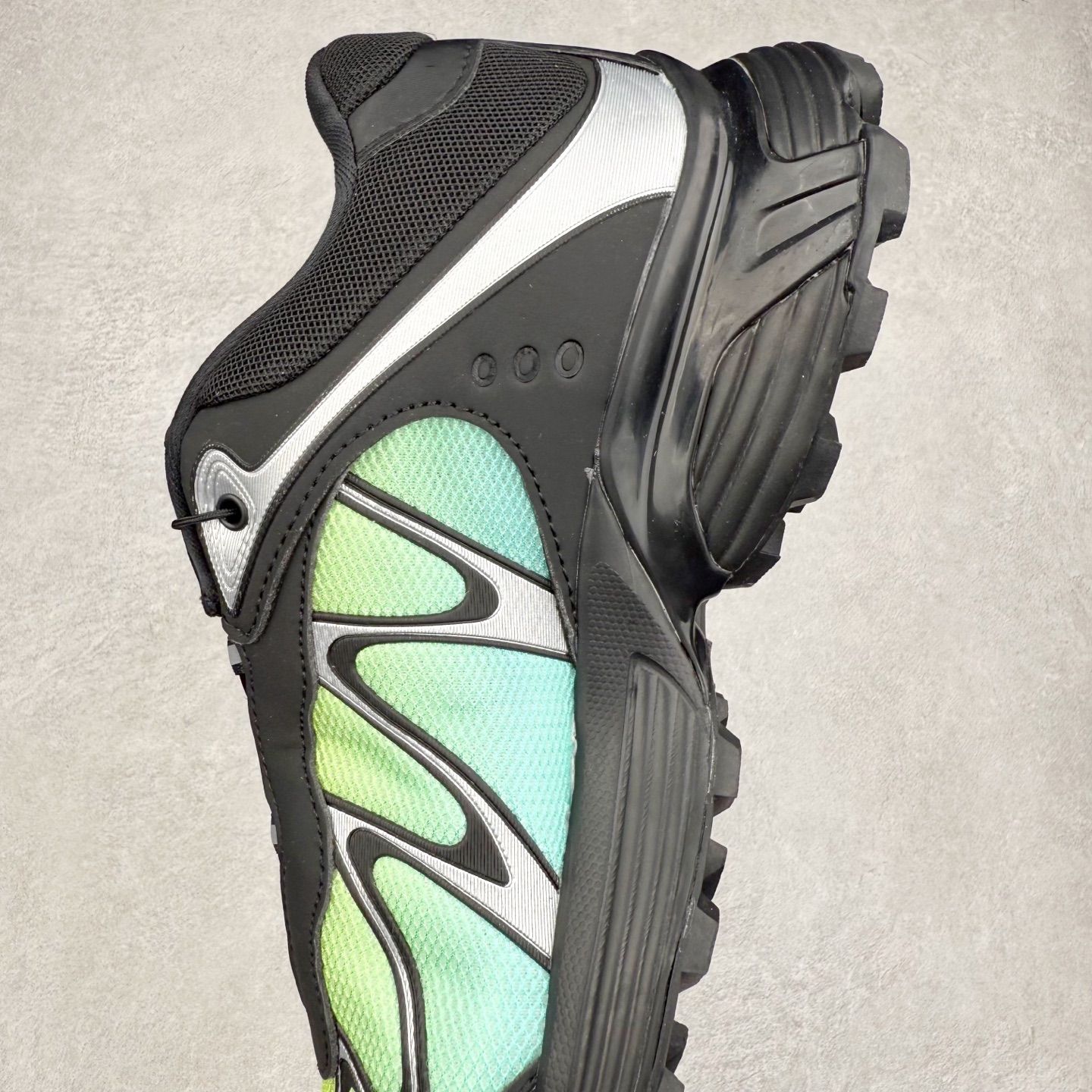 图片[7]-＃HP纯原 SALOMON XT-WHISPER 萨洛蒙圆头防滑耐磨低帮休闲越野训练城市通勤跑步鞋 男女同款 纯原外贸平台特供订单 耗时半年巨作 全套原纸板楦头开发 原厂特供网布配套加持 确保原汁原味 完美呈现版型 原档数据独家私模五层组合大底 男女鞋同步官方开发至46.5 原装Ortholite轻量化鞋垫 中底布带钢印编号 原厂TPU锁扣 进口港宝加持 后跟自然饱满 还原公司包裹性 大网眼材质、金属质感元素以及大量曲线结构线的应用，为 XT-Whisper 此番的回归附上了浓重的千禧年运动鞋的美学氛围，而忠于元年不减配的科技配置——富有质感的材料和流畅波纹状的 Sensifit™ 技术、Salomon 标志性的 Quicklace 快速系带系统以及 Contagrip 鞋底，使得其在性能角度与美学角度都能够满足如今人们对于鞋履的多场景需求。正常尺码：36 36.5 37.5 38 38.5 39 40 40.5 41 42 42.5 43 44 44.5 45 46.5-选品中心