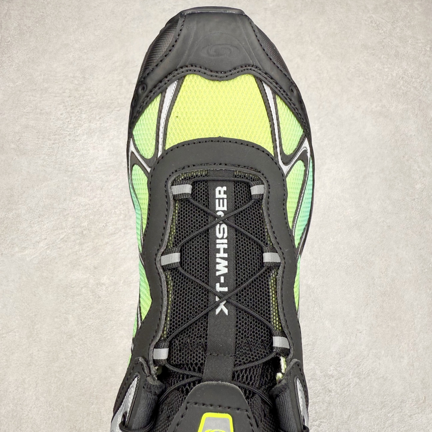图片[4]-＃HP纯原 SALOMON XT-WHISPER 萨洛蒙圆头防滑耐磨低帮休闲越野训练城市通勤跑步鞋 男女同款 纯原外贸平台特供订单 耗时半年巨作 全套原纸板楦头开发 原厂特供网布配套加持 确保原汁原味 完美呈现版型 原档数据独家私模五层组合大底 男女鞋同步官方开发至46.5 原装Ortholite轻量化鞋垫 中底布带钢印编号 原厂TPU锁扣 进口港宝加持 后跟自然饱满 还原公司包裹性 大网眼材质、金属质感元素以及大量曲线结构线的应用，为 XT-Whisper 此番的回归附上了浓重的千禧年运动鞋的美学氛围，而忠于元年不减配的科技配置——富有质感的材料和流畅波纹状的 Sensifit™ 技术、Salomon 标志性的 Quicklace 快速系带系统以及 Contagrip 鞋底，使得其在性能角度与美学角度都能够满足如今人们对于鞋履的多场景需求。正常尺码：36 36.5 37.5 38 38.5 39 40 40.5 41 42 42.5 43 44 44.5 45 46.5-选品中心