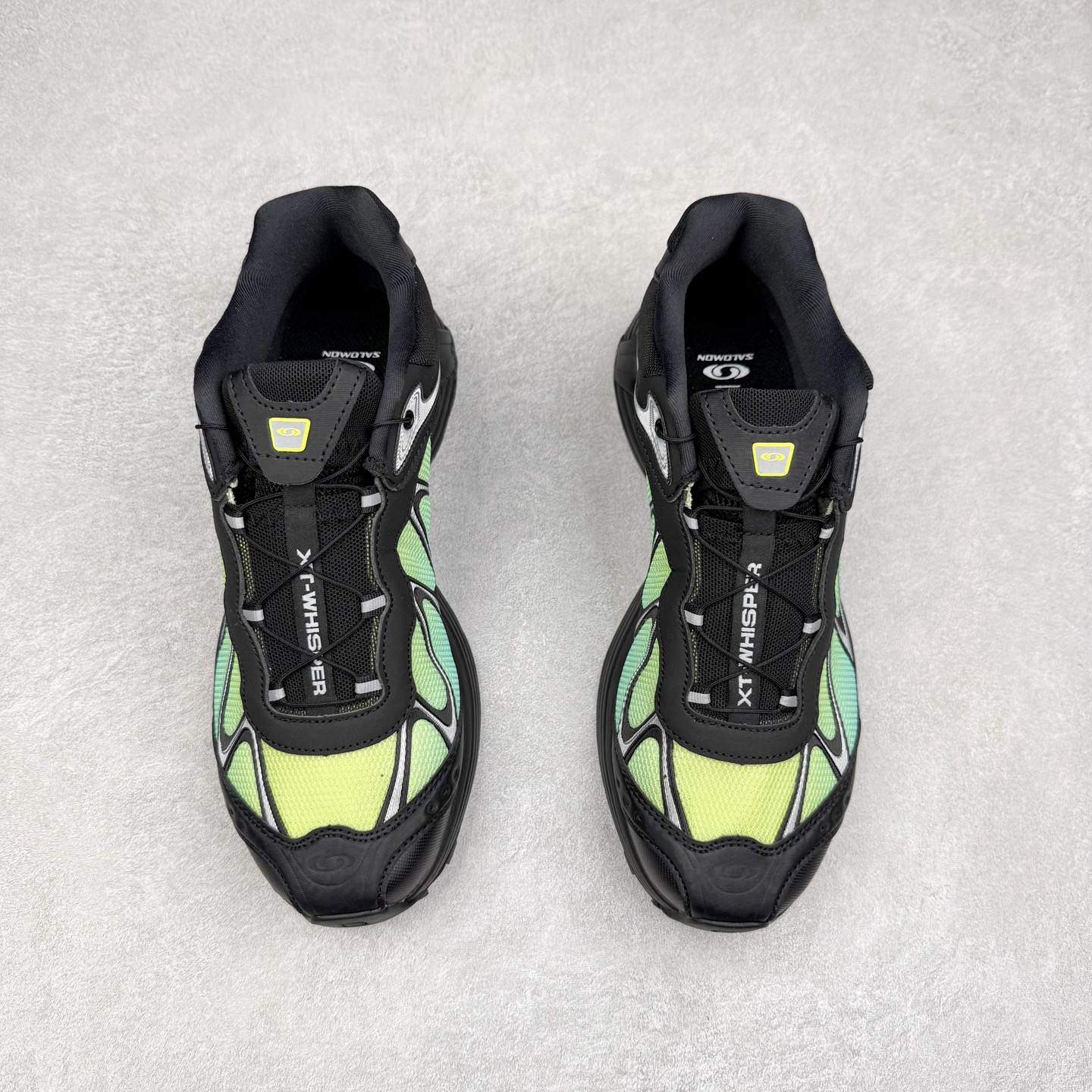 图片[2]-＃HP纯原 SALOMON XT-WHISPER 萨洛蒙圆头防滑耐磨低帮休闲越野训练城市通勤跑步鞋 男女同款 纯原外贸平台特供订单 耗时半年巨作 全套原纸板楦头开发 原厂特供网布配套加持 确保原汁原味 完美呈现版型 原档数据独家私模五层组合大底 男女鞋同步官方开发至46.5 原装Ortholite轻量化鞋垫 中底布带钢印编号 原厂TPU锁扣 进口港宝加持 后跟自然饱满 还原公司包裹性 大网眼材质、金属质感元素以及大量曲线结构线的应用，为 XT-Whisper 此番的回归附上了浓重的千禧年运动鞋的美学氛围，而忠于元年不减配的科技配置——富有质感的材料和流畅波纹状的 Sensifit™ 技术、Salomon 标志性的 Quicklace 快速系带系统以及 Contagrip 鞋底，使得其在性能角度与美学角度都能够满足如今人们对于鞋履的多场景需求。正常尺码：36 36.5 37.5 38 38.5 39 40 40.5 41 42 42.5 43 44 44.5 45 46.5-选品中心