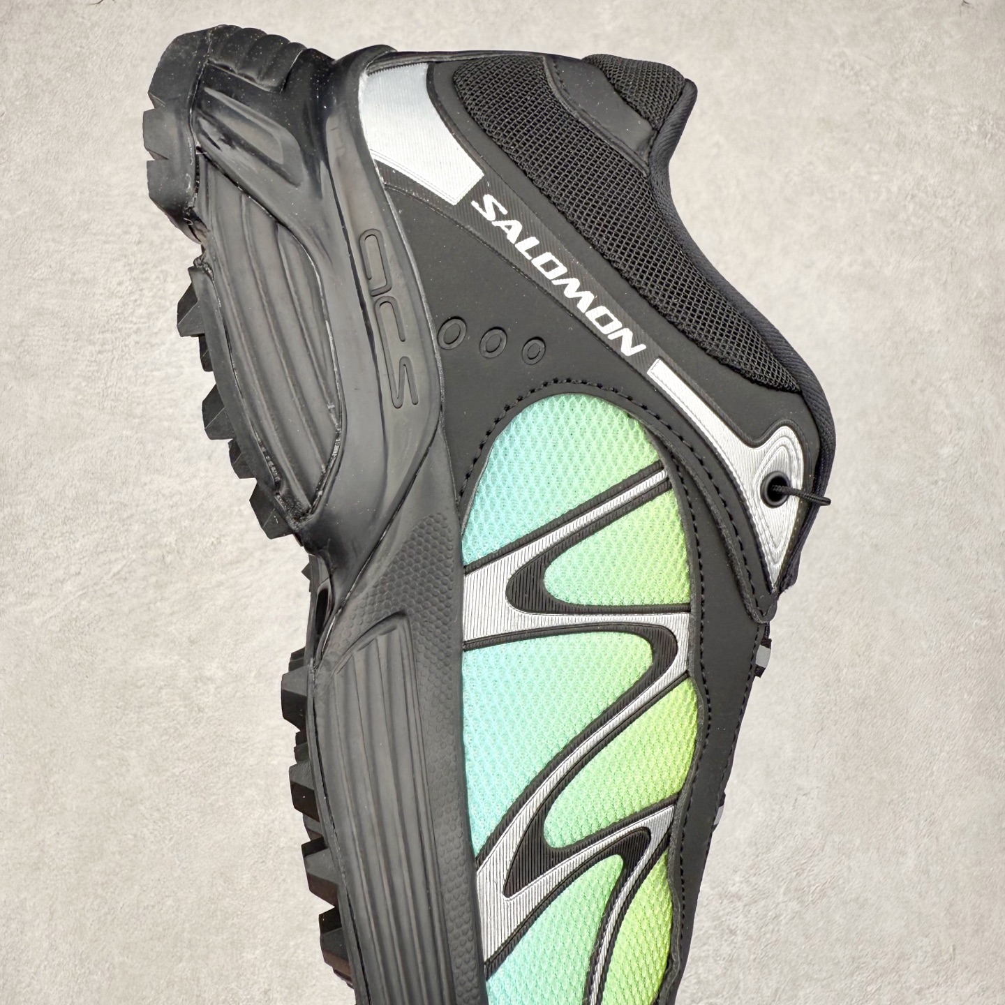 图片[6]-＃HP纯原 SALOMON XT-WHISPER 萨洛蒙圆头防滑耐磨低帮休闲越野训练城市通勤跑步鞋 男女同款 纯原外贸平台特供订单 耗时半年巨作 全套原纸板楦头开发 原厂特供网布配套加持 确保原汁原味 完美呈现版型 原档数据独家私模五层组合大底 男女鞋同步官方开发至46.5 原装Ortholite轻量化鞋垫 中底布带钢印编号 原厂TPU锁扣 进口港宝加持 后跟自然饱满 还原公司包裹性 大网眼材质、金属质感元素以及大量曲线结构线的应用，为 XT-Whisper 此番的回归附上了浓重的千禧年运动鞋的美学氛围，而忠于元年不减配的科技配置——富有质感的材料和流畅波纹状的 Sensifit™ 技术、Salomon 标志性的 Quicklace 快速系带系统以及 Contagrip 鞋底，使得其在性能角度与美学角度都能够满足如今人们对于鞋履的多场景需求。正常尺码：36 36.5 37.5 38 38.5 39 40 40.5 41 42 42.5 43 44 44.5 45 46.5-选品中心