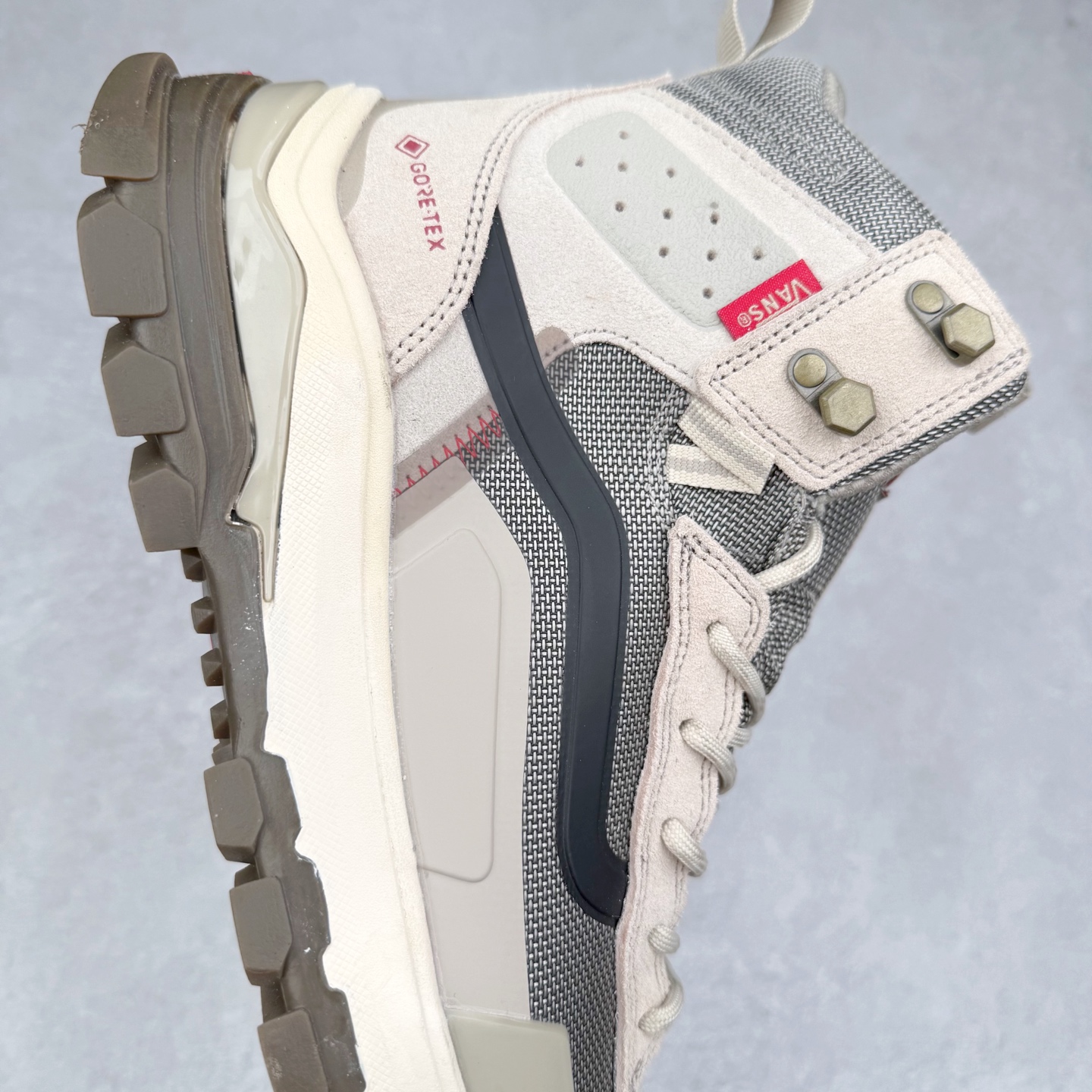 图片[6]-Vans UltraRange Exo Hi Gore-tex Mte-3 万斯经典百搭休闲高帮板鞋户外靴 实拍调校N版已经零色差零失真 百分百还原实物色彩所见即所得 不存在货不对板色差等低级问题 选购参考实物拍摄 不混卖不参货 只用心做好货严格选品 承诺混一赔十 尺码：36 36.5 37.5 38 38.5 39 40 40.5 41 42 42.5 43 44 44.5 45 46-选品中心