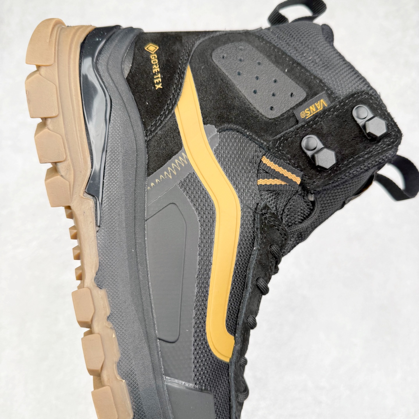 图片[6]-Vans UltraRange Exo Hi Gore-tex Mte-3 万斯经典百搭休闲高帮板鞋户外靴 实拍调校N版已经零色差零失真 百分百还原实物色彩所见即所得 不存在货不对板色差等低级问题 选购参考实物拍摄 不混卖不参货 只用心做好货严格选品 承诺混一赔十 尺码：36 36.5 37.5 38 38.5 39 40 40.5 41 42 42.5 43 44 44.5 45 46-选品中心