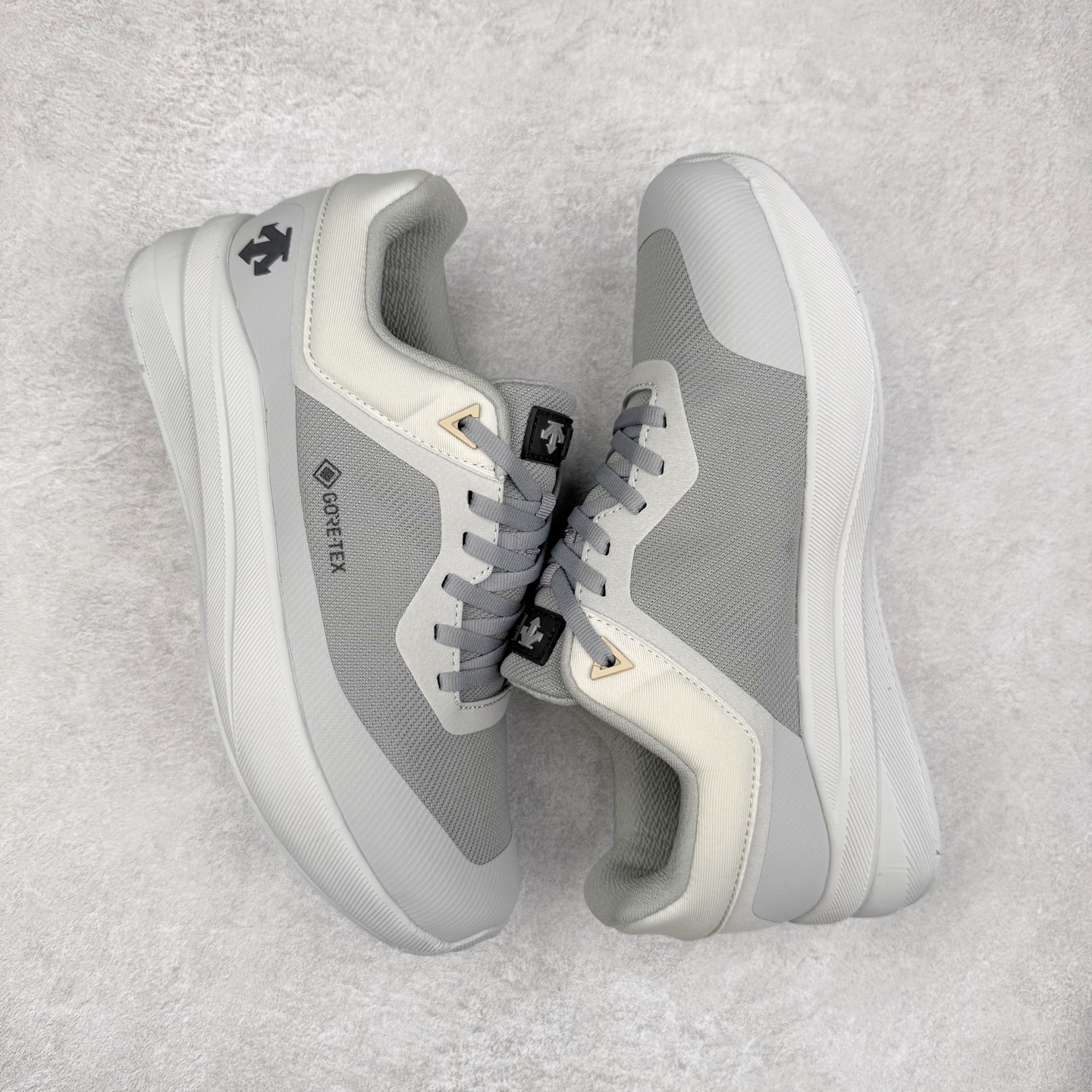 图片[3]-DESCENTE Dualis 迪桑特防水户外耐磨低帮生活休闲徒步登山鞋 DESCENTE（迪桑特）创立于1935年，品牌名取自法语词汇，意为“滑降”。品牌箭头标识代表滑雪的三种技术“高速直线滑行”、“穿越”和“侧滑”，也寓意品牌在打造高端专业运动产品中不断追求完美的创新精神，致力于成为中国高端专业滑雪、综训、女子、铁人三项、高尔夫的第一品牌。尺码：39 40 41 42 43 44 45-选品中心