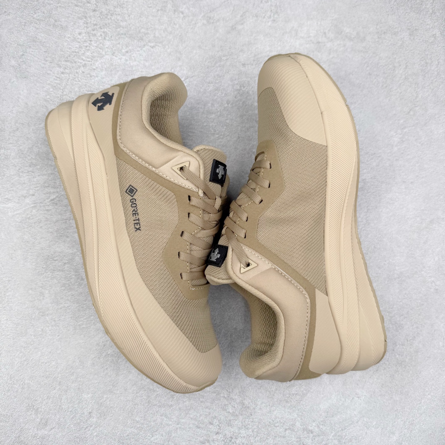 图片[3]-DESCENTE Dualis 迪桑特防水户外耐磨低帮生活休闲徒步登山鞋 DESCENTE（迪桑特）创立于1935年，品牌名取自法语词汇，意为“滑降”。品牌箭头标识代表滑雪的三种技术“高速直线滑行”、“穿越”和“侧滑”，也寓意品牌在打造高端专业运动产品中不断追求完美的创新精神，致力于成为中国高端专业滑雪、综训、女子、铁人三项、高尔夫的第一品牌。尺码：39 40 41 42 43 44 45-选品中心