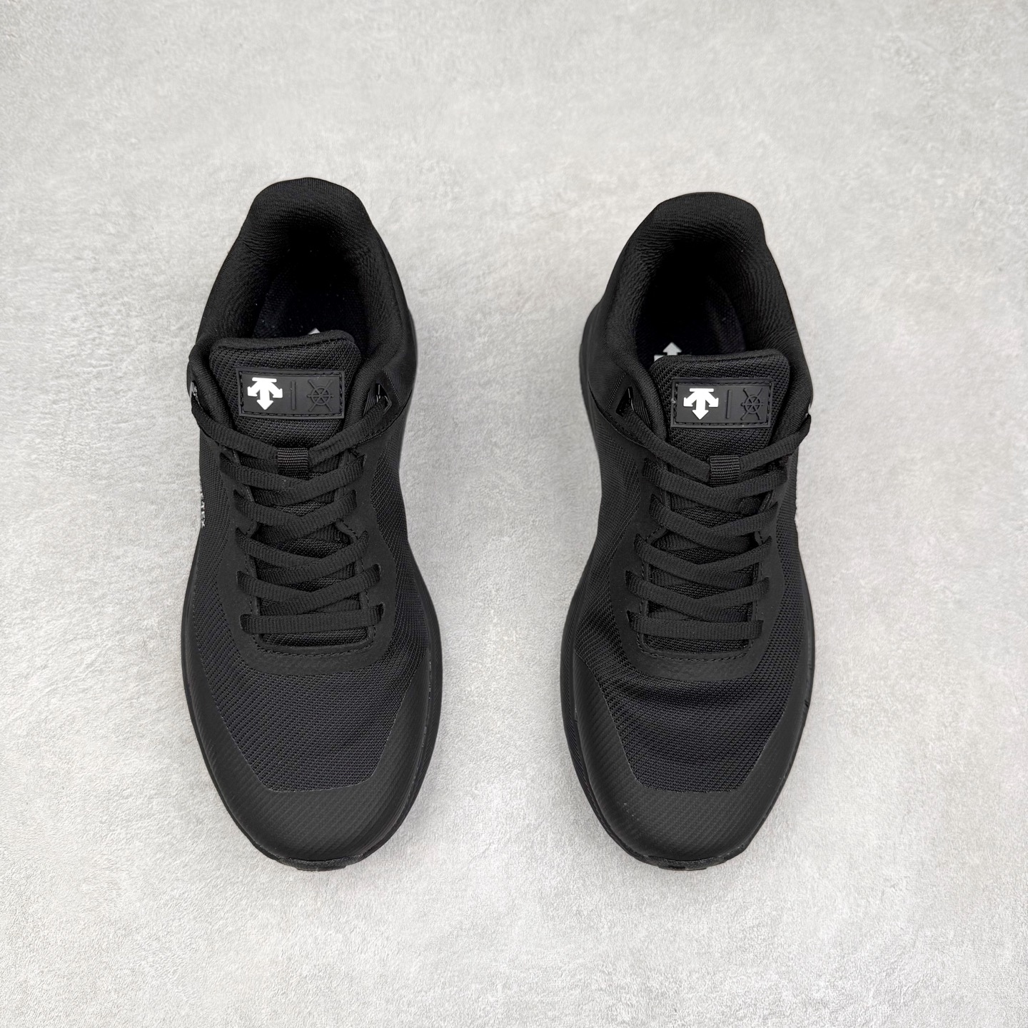 图片[2]-DESCENTE Dualis 迪桑特防水户外耐磨低帮生活休闲徒步登山鞋 DESCENTE（迪桑特）创立于1935年，品牌名取自法语词汇，意为“滑降”。品牌箭头标识代表滑雪的三种技术“高速直线滑行”、“穿越”和“侧滑”，也寓意品牌在打造高端专业运动产品中不断追求完美的创新精神，致力于成为中国高端专业滑雪、综训、女子、铁人三项、高尔夫的第一品牌。尺码：39 40 41 42 43 44 45-选品中心