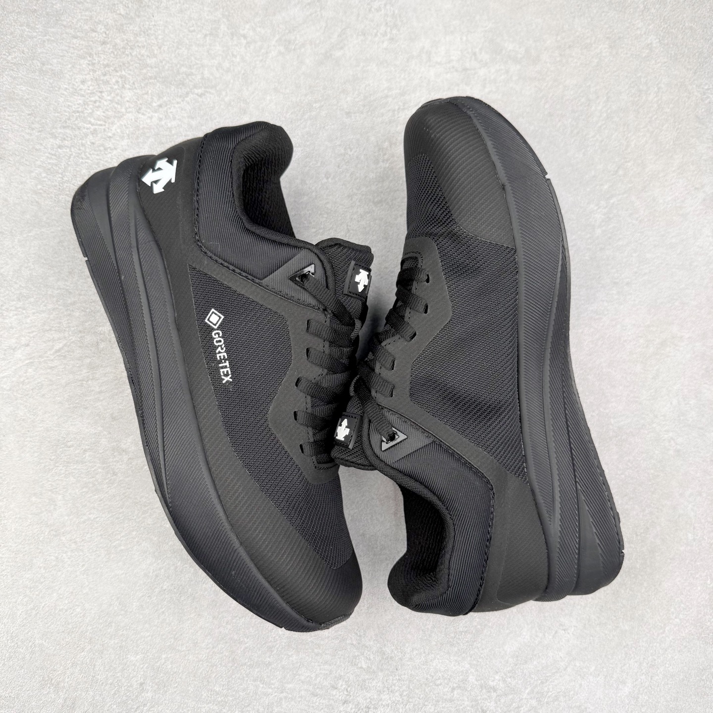 图片[3]-DESCENTE Dualis 迪桑特防水户外耐磨低帮生活休闲徒步登山鞋 DESCENTE（迪桑特）创立于1935年，品牌名取自法语词汇，意为“滑降”。品牌箭头标识代表滑雪的三种技术“高速直线滑行”、“穿越”和“侧滑”，也寓意品牌在打造高端专业运动产品中不断追求完美的创新精神，致力于成为中国高端专业滑雪、综训、女子、铁人三项、高尔夫的第一品牌。尺码：39 40 41 42 43 44 45-选品中心