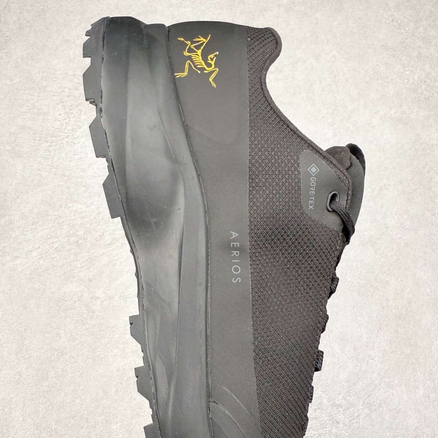 图片[6]-Arcteryx Aerios GTX 始祖鸟户外防水透气低帮徒步登山鞋 Arcteryx中文名始祖鸟 加拿大户外服饰品牌 1989年创立于加拿大温哥华 始祖鸟来自加拿大海岸山脉 植根高山的专业户外品牌 始终秉承对精湛设计和工艺孜孜以求的准则 从1989年创立至今 Arcteryx始终不断在产品设计与做工上不惜工本 以满足始祖鸟的标准 品质、设计以及精简的理念造就了其良好的性能 并能满足严苛环境下的使用需求 实拍调校N版已经零色差零失真 百分百还原实物色彩所见即所得 不存在货不对板色差等低级问题 选购参考实物拍摄 不混卖不参货 只用心做好货严格选品 承诺混一赔十 尺码：36 36.5 37.5 38 38.5 39 40 40.5 41 42 42.5 43 44 44.5 45-选品中心