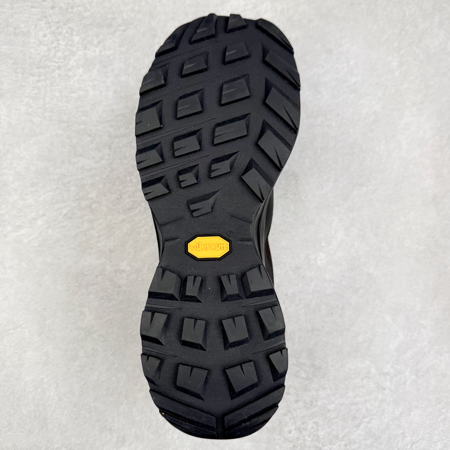 图片[9]-Arcteryx Aerios GTX 始祖鸟户外防水透气低帮徒步登山鞋 Arcteryx中文名始祖鸟 加拿大户外服饰品牌 1989年创立于加拿大温哥华 始祖鸟来自加拿大海岸山脉 植根高山的专业户外品牌 始终秉承对精湛设计和工艺孜孜以求的准则 从1989年创立至今 Arcteryx始终不断在产品设计与做工上不惜工本 以满足始祖鸟的标准 品质、设计以及精简的理念造就了其良好的性能 并能满足严苛环境下的使用需求 实拍调校N版已经零色差零失真 百分百还原实物色彩所见即所得 不存在货不对板色差等低级问题 选购参考实物拍摄 不混卖不参货 只用心做好货严格选品 承诺混一赔十 尺码：36 36.5 37.5 38 38.5 39 40 40.5 41 42 42.5 43 44 44.5 45-选品中心