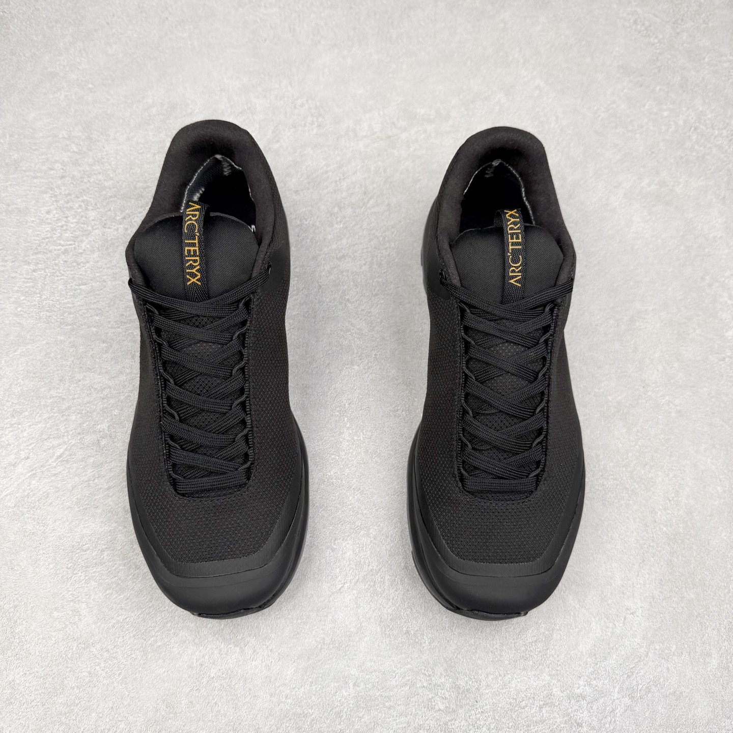 图片[2]-Arcteryx Aerios GTX 始祖鸟户外防水透气低帮徒步登山鞋 Arcteryx中文名始祖鸟 加拿大户外服饰品牌 1989年创立于加拿大温哥华 始祖鸟来自加拿大海岸山脉 植根高山的专业户外品牌 始终秉承对精湛设计和工艺孜孜以求的准则 从1989年创立至今 Arcteryx始终不断在产品设计与做工上不惜工本 以满足始祖鸟的标准 品质、设计以及精简的理念造就了其良好的性能 并能满足严苛环境下的使用需求 实拍调校N版已经零色差零失真 百分百还原实物色彩所见即所得 不存在货不对板色差等低级问题 选购参考实物拍摄 不混卖不参货 只用心做好货严格选品 承诺混一赔十 尺码：36 36.5 37.5 38 38.5 39 40 40.5 41 42 42.5 43 44 44.5 45-选品中心