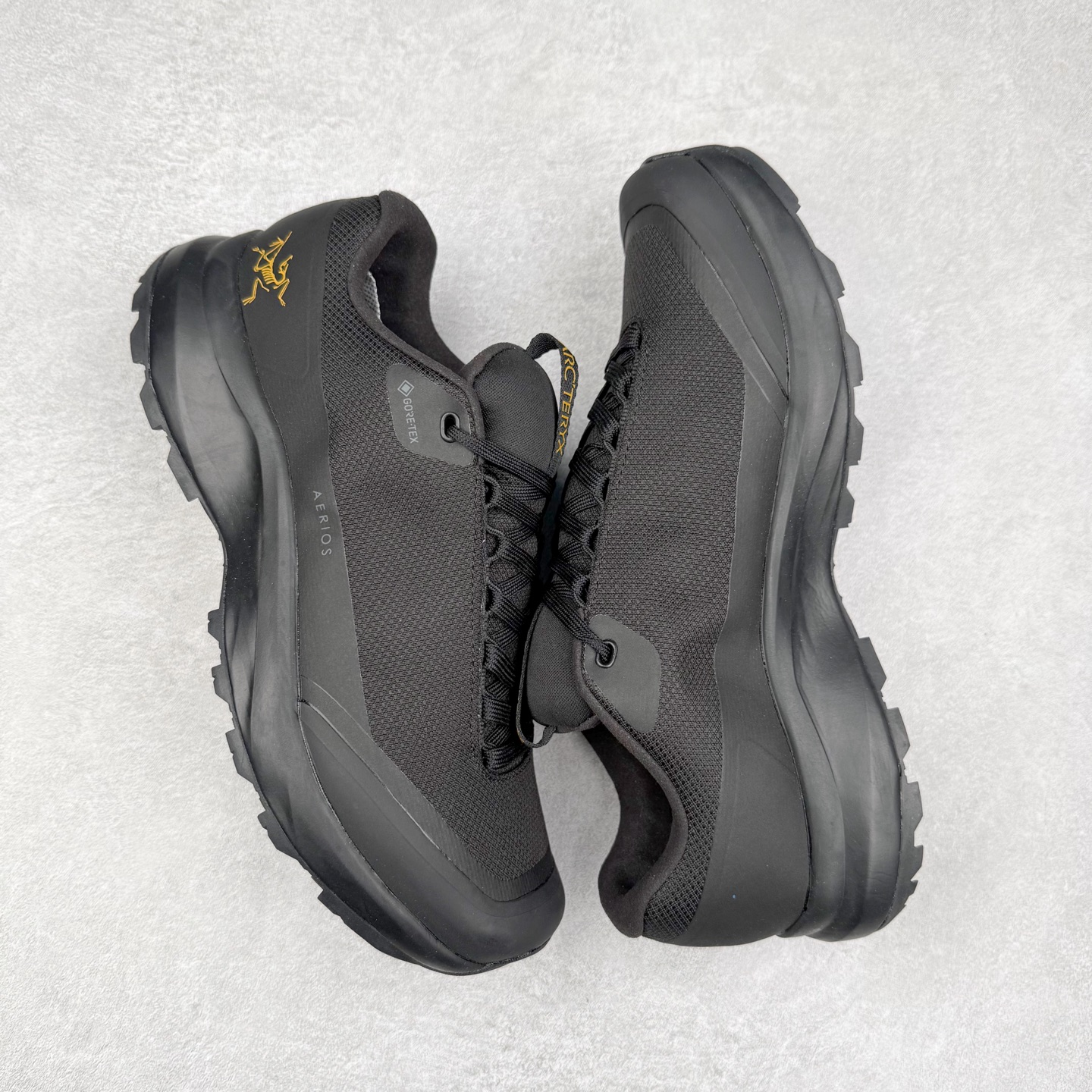 图片[3]-Arcteryx Aerios GTX 始祖鸟户外防水透气低帮徒步登山鞋 Arcteryx中文名始祖鸟 加拿大户外服饰品牌 1989年创立于加拿大温哥华 始祖鸟来自加拿大海岸山脉 植根高山的专业户外品牌 始终秉承对精湛设计和工艺孜孜以求的准则 从1989年创立至今 Arcteryx始终不断在产品设计与做工上不惜工本 以满足始祖鸟的标准 品质、设计以及精简的理念造就了其良好的性能 并能满足严苛环境下的使用需求 实拍调校N版已经零色差零失真 百分百还原实物色彩所见即所得 不存在货不对板色差等低级问题 选购参考实物拍摄 不混卖不参货 只用心做好货严格选品 承诺混一赔十 尺码：36 36.5 37.5 38 38.5 39 40 40.5 41 42 42.5 43 44 44.5 45-选品中心