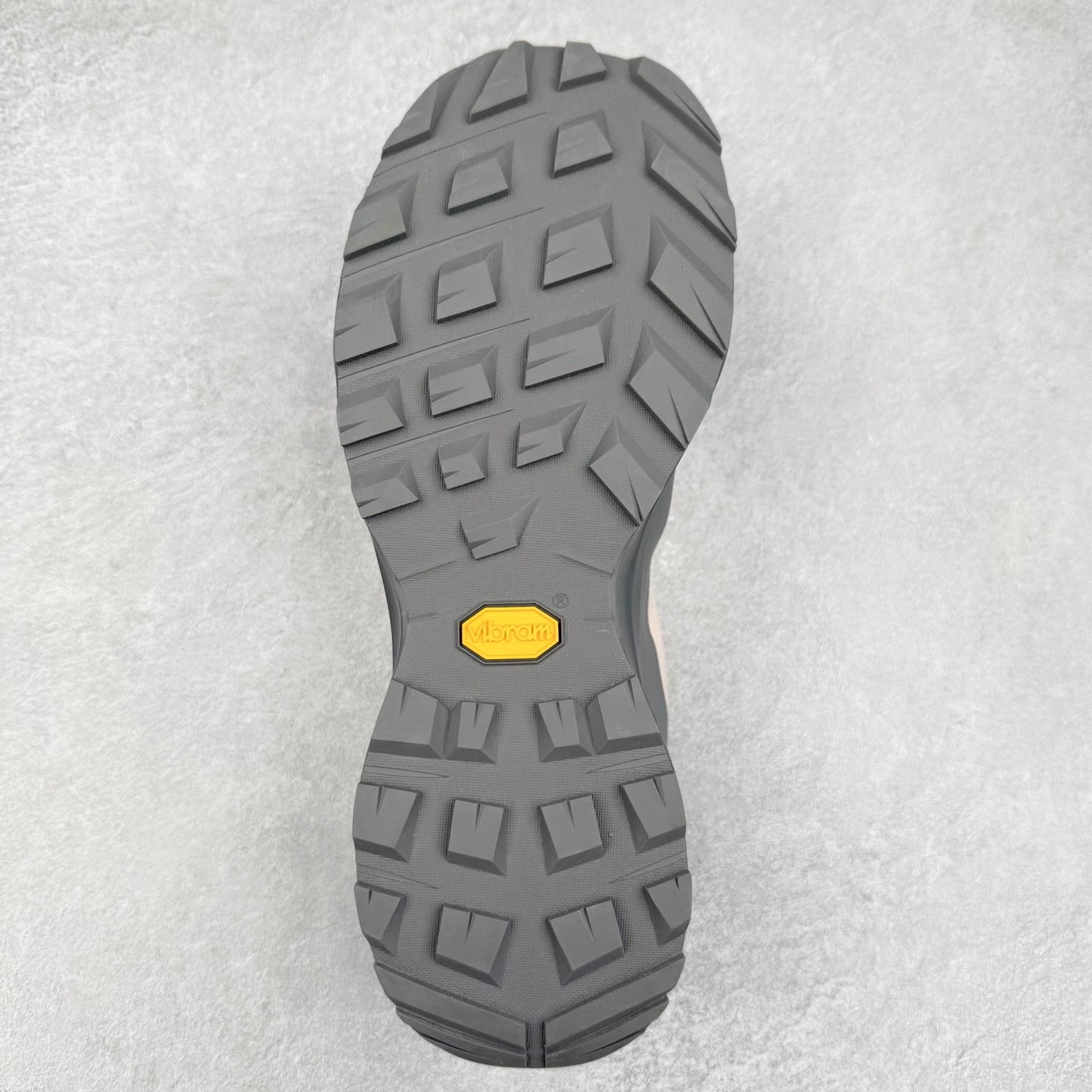 图片[9]-Arcteryx Aerios GTX 始祖鸟户外防水透气低帮徒步登山鞋 Arcteryx中文名始祖鸟 加拿大户外服饰品牌 1989年创立于加拿大温哥华 始祖鸟来自加拿大海岸山脉 植根高山的专业户外品牌 始终秉承对精湛设计和工艺孜孜以求的准则 从1989年创立至今 Arcteryx始终不断在产品设计与做工上不惜工本 以满足始祖鸟的标准 品质、设计以及精简的理念造就了其良好的性能 并能满足严苛环境下的使用需求 实拍调校N版已经零色差零失真 百分百还原实物色彩所见即所得 不存在货不对板色差等低级问题 选购参考实物拍摄 不混卖不参货 只用心做好货严格选品 承诺混一赔十 尺码：36 36.5 37.5 38 38.5 39 40 40.5 41 42 42.5 43 44 44.5 45-选品中心