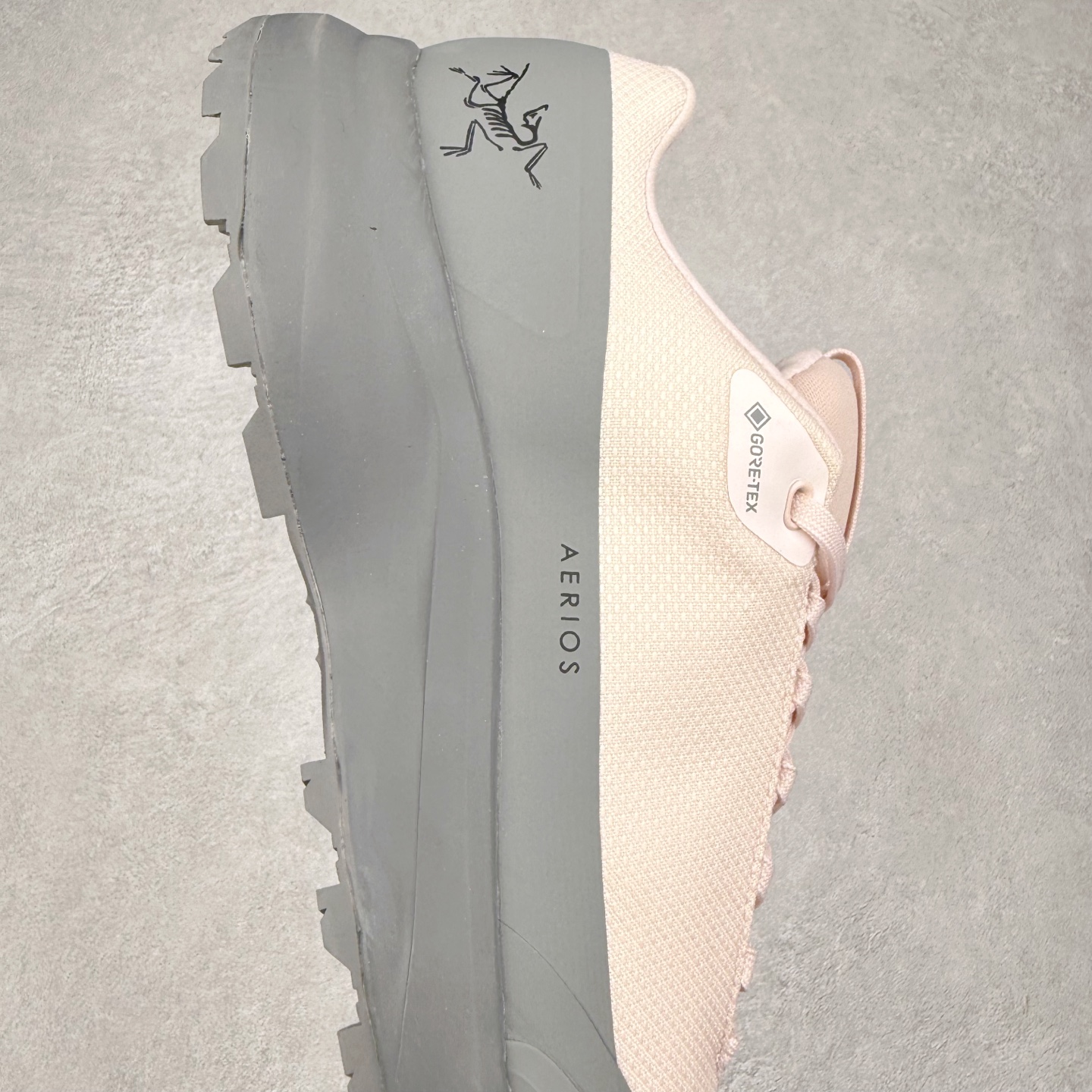 图片[6]-Arcteryx Aerios GTX 始祖鸟户外防水透气低帮徒步登山鞋 Arcteryx中文名始祖鸟 加拿大户外服饰品牌 1989年创立于加拿大温哥华 始祖鸟来自加拿大海岸山脉 植根高山的专业户外品牌 始终秉承对精湛设计和工艺孜孜以求的准则 从1989年创立至今 Arcteryx始终不断在产品设计与做工上不惜工本 以满足始祖鸟的标准 品质、设计以及精简的理念造就了其良好的性能 并能满足严苛环境下的使用需求 实拍调校N版已经零色差零失真 百分百还原实物色彩所见即所得 不存在货不对板色差等低级问题 选购参考实物拍摄 不混卖不参货 只用心做好货严格选品 承诺混一赔十 尺码：36 36.5 37.5 38 38.5 39 40 40.5 41 42 42.5 43 44 44.5 45-选品中心