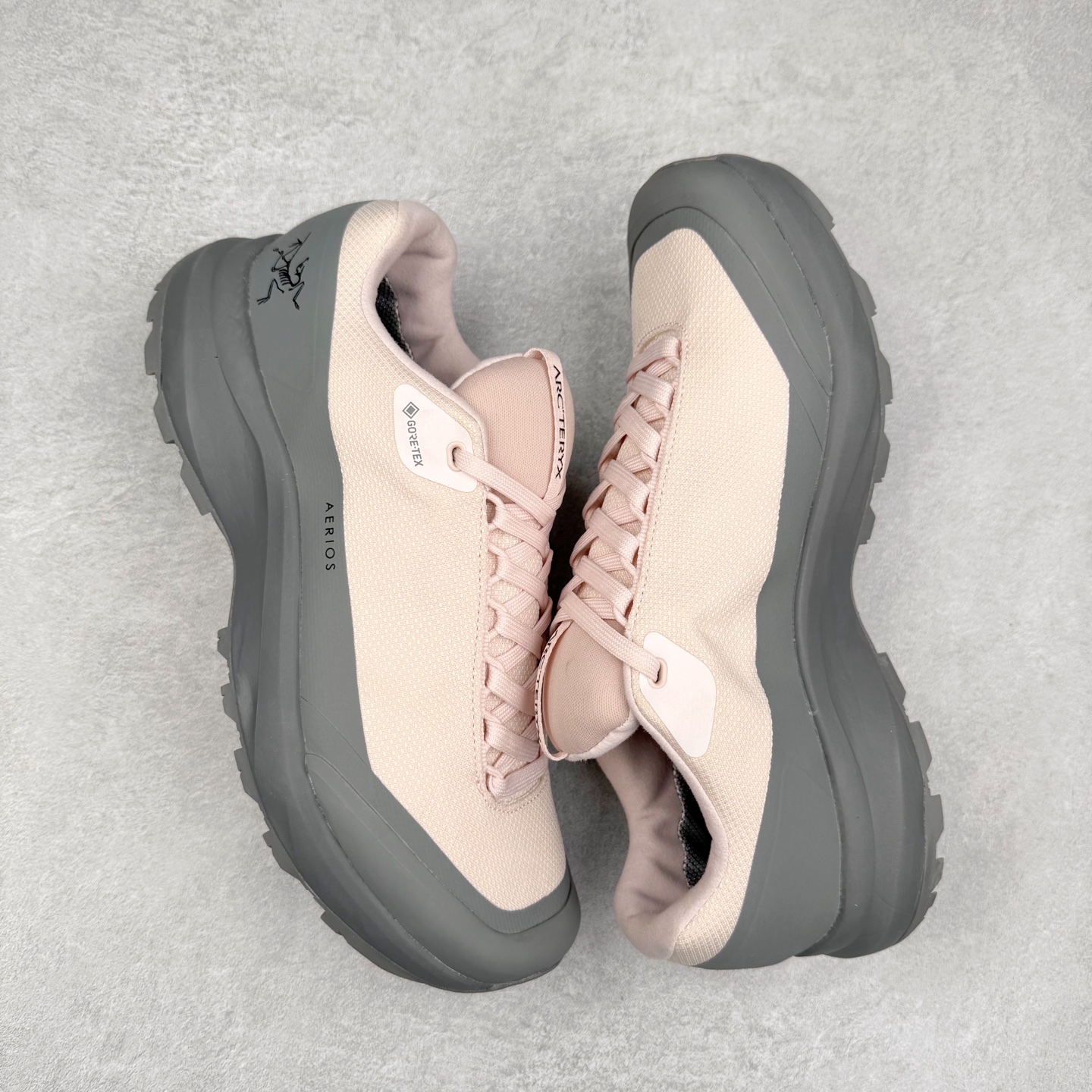 图片[3]-Arcteryx Aerios GTX 始祖鸟户外防水透气低帮徒步登山鞋 Arcteryx中文名始祖鸟 加拿大户外服饰品牌 1989年创立于加拿大温哥华 始祖鸟来自加拿大海岸山脉 植根高山的专业户外品牌 始终秉承对精湛设计和工艺孜孜以求的准则 从1989年创立至今 Arcteryx始终不断在产品设计与做工上不惜工本 以满足始祖鸟的标准 品质、设计以及精简的理念造就了其良好的性能 并能满足严苛环境下的使用需求 实拍调校N版已经零色差零失真 百分百还原实物色彩所见即所得 不存在货不对板色差等低级问题 选购参考实物拍摄 不混卖不参货 只用心做好货严格选品 承诺混一赔十 尺码：36 36.5 37.5 38 38.5 39 40 40.5 41 42 42.5 43 44 44.5 45-选品中心