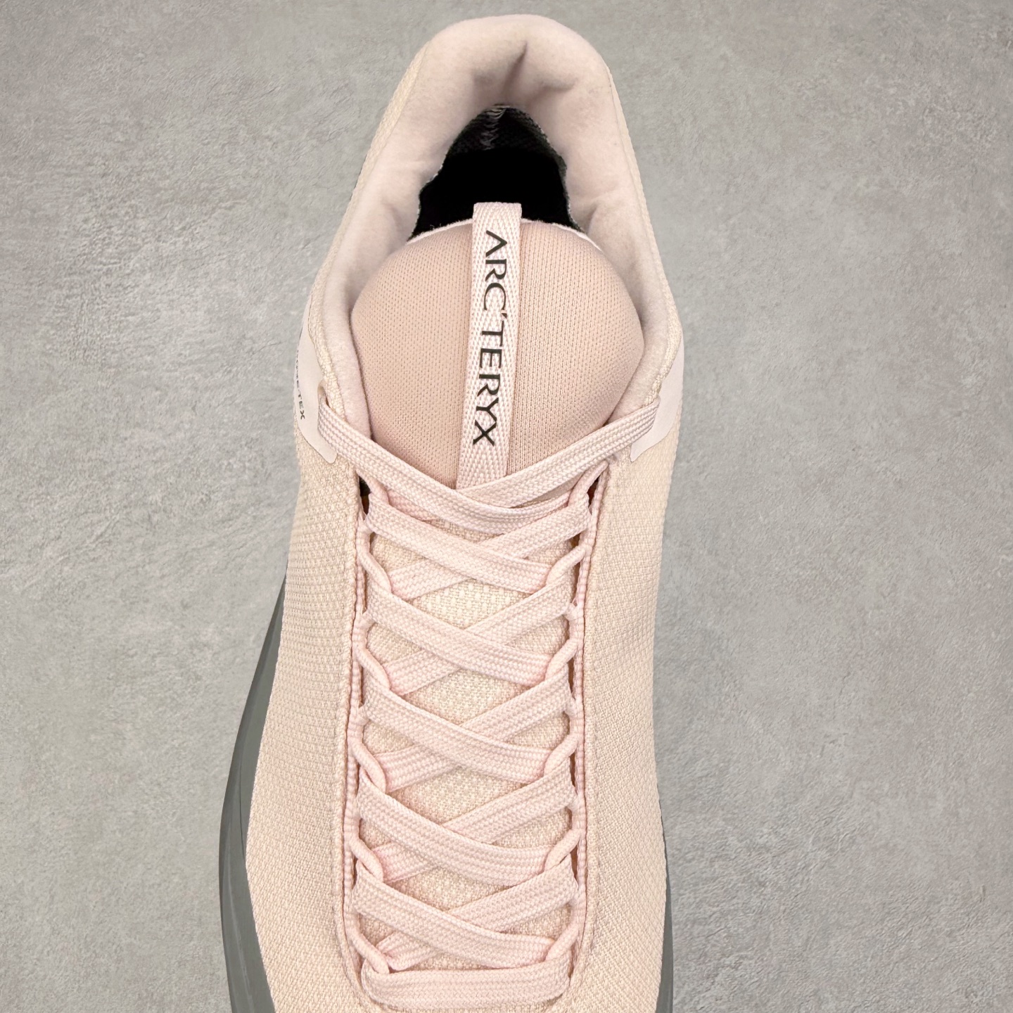 图片[5]-Arcteryx Aerios GTX 始祖鸟户外防水透气低帮徒步登山鞋 Arcteryx中文名始祖鸟 加拿大户外服饰品牌 1989年创立于加拿大温哥华 始祖鸟来自加拿大海岸山脉 植根高山的专业户外品牌 始终秉承对精湛设计和工艺孜孜以求的准则 从1989年创立至今 Arcteryx始终不断在产品设计与做工上不惜工本 以满足始祖鸟的标准 品质、设计以及精简的理念造就了其良好的性能 并能满足严苛环境下的使用需求 实拍调校N版已经零色差零失真 百分百还原实物色彩所见即所得 不存在货不对板色差等低级问题 选购参考实物拍摄 不混卖不参货 只用心做好货严格选品 承诺混一赔十 尺码：36 36.5 37.5 38 38.5 39 40 40.5 41 42 42.5 43 44 44.5 45-选品中心