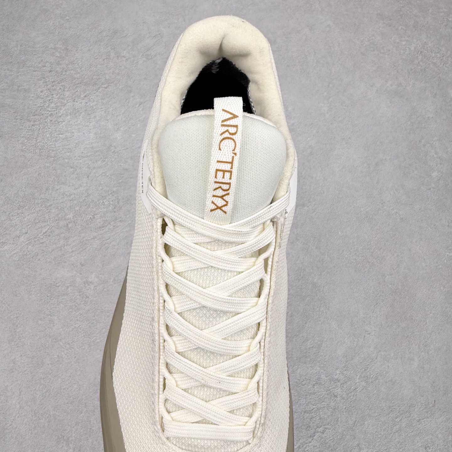 图片[5]-Arcteryx Aerios GTX 始祖鸟户外防水透气低帮徒步登山鞋 Arcteryx中文名始祖鸟 加拿大户外服饰品牌 1989年创立于加拿大温哥华 始祖鸟来自加拿大海岸山脉 植根高山的专业户外品牌 始终秉承对精湛设计和工艺孜孜以求的准则 从1989年创立至今 Arcteryx始终不断在产品设计与做工上不惜工本 以满足始祖鸟的标准 品质、设计以及精简的理念造就了其良好的性能 并能满足严苛环境下的使用需求 实拍调校N版已经零色差零失真 百分百还原实物色彩所见即所得 不存在货不对板色差等低级问题 选购参考实物拍摄 不混卖不参货 只用心做好货严格选品 承诺混一赔十 尺码：36 36.5 37.5 38 38.5 39 40 40.5 41 42 42.5 43 44 44.5 45-选品中心