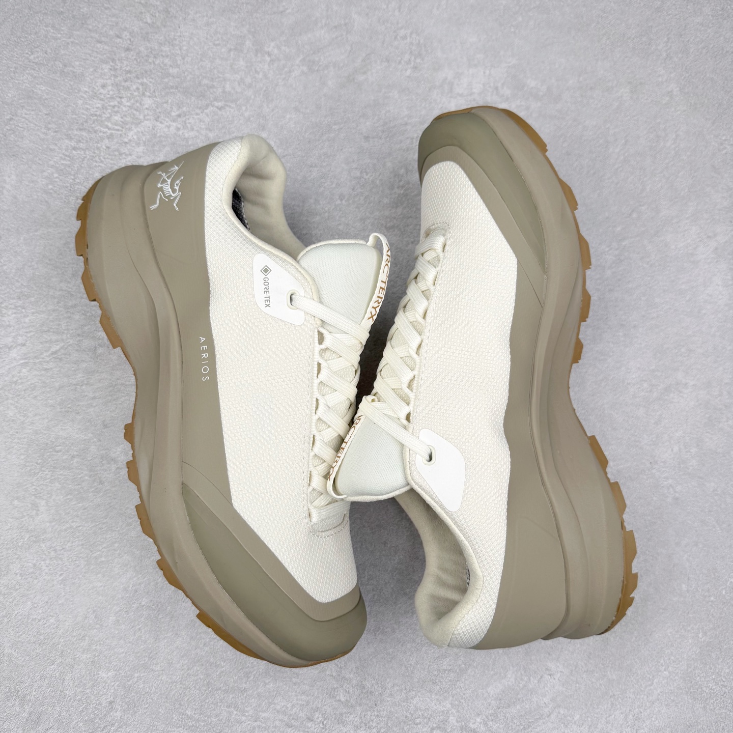 图片[3]-Arcteryx Aerios GTX 始祖鸟户外防水透气低帮徒步登山鞋 Arcteryx中文名始祖鸟 加拿大户外服饰品牌 1989年创立于加拿大温哥华 始祖鸟来自加拿大海岸山脉 植根高山的专业户外品牌 始终秉承对精湛设计和工艺孜孜以求的准则 从1989年创立至今 Arcteryx始终不断在产品设计与做工上不惜工本 以满足始祖鸟的标准 品质、设计以及精简的理念造就了其良好的性能 并能满足严苛环境下的使用需求 实拍调校N版已经零色差零失真 百分百还原实物色彩所见即所得 不存在货不对板色差等低级问题 选购参考实物拍摄 不混卖不参货 只用心做好货严格选品 承诺混一赔十 尺码：36 36.5 37.5 38 38.5 39 40 40.5 41 42 42.5 43 44 44.5 45-选品中心