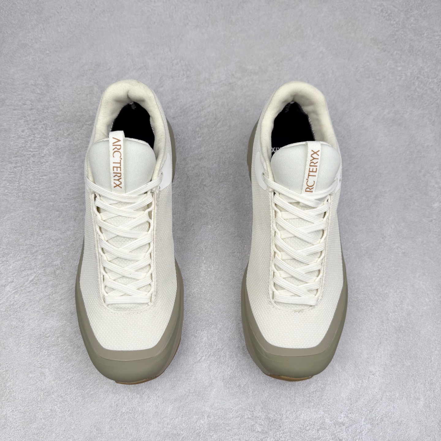 图片[2]-Arcteryx Aerios GTX 始祖鸟户外防水透气低帮徒步登山鞋 Arcteryx中文名始祖鸟 加拿大户外服饰品牌 1989年创立于加拿大温哥华 始祖鸟来自加拿大海岸山脉 植根高山的专业户外品牌 始终秉承对精湛设计和工艺孜孜以求的准则 从1989年创立至今 Arcteryx始终不断在产品设计与做工上不惜工本 以满足始祖鸟的标准 品质、设计以及精简的理念造就了其良好的性能 并能满足严苛环境下的使用需求 实拍调校N版已经零色差零失真 百分百还原实物色彩所见即所得 不存在货不对板色差等低级问题 选购参考实物拍摄 不混卖不参货 只用心做好货严格选品 承诺混一赔十 尺码：36 36.5 37.5 38 38.5 39 40 40.5 41 42 42.5 43 44 44.5 45-选品中心