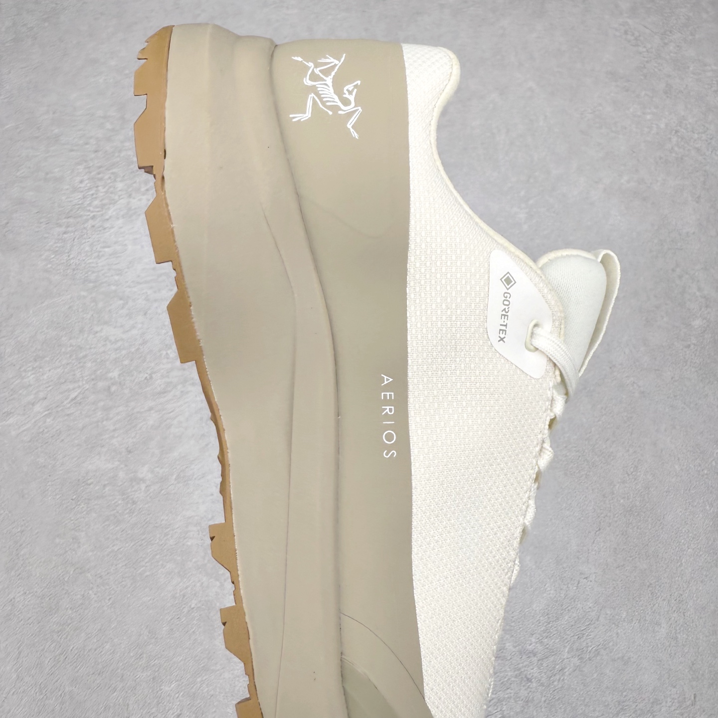 图片[6]-Arcteryx Aerios GTX 始祖鸟户外防水透气低帮徒步登山鞋 Arcteryx中文名始祖鸟 加拿大户外服饰品牌 1989年创立于加拿大温哥华 始祖鸟来自加拿大海岸山脉 植根高山的专业户外品牌 始终秉承对精湛设计和工艺孜孜以求的准则 从1989年创立至今 Arcteryx始终不断在产品设计与做工上不惜工本 以满足始祖鸟的标准 品质、设计以及精简的理念造就了其良好的性能 并能满足严苛环境下的使用需求 实拍调校N版已经零色差零失真 百分百还原实物色彩所见即所得 不存在货不对板色差等低级问题 选购参考实物拍摄 不混卖不参货 只用心做好货严格选品 承诺混一赔十 尺码：36 36.5 37.5 38 38.5 39 40 40.5 41 42 42.5 43 44 44.5 45-选品中心