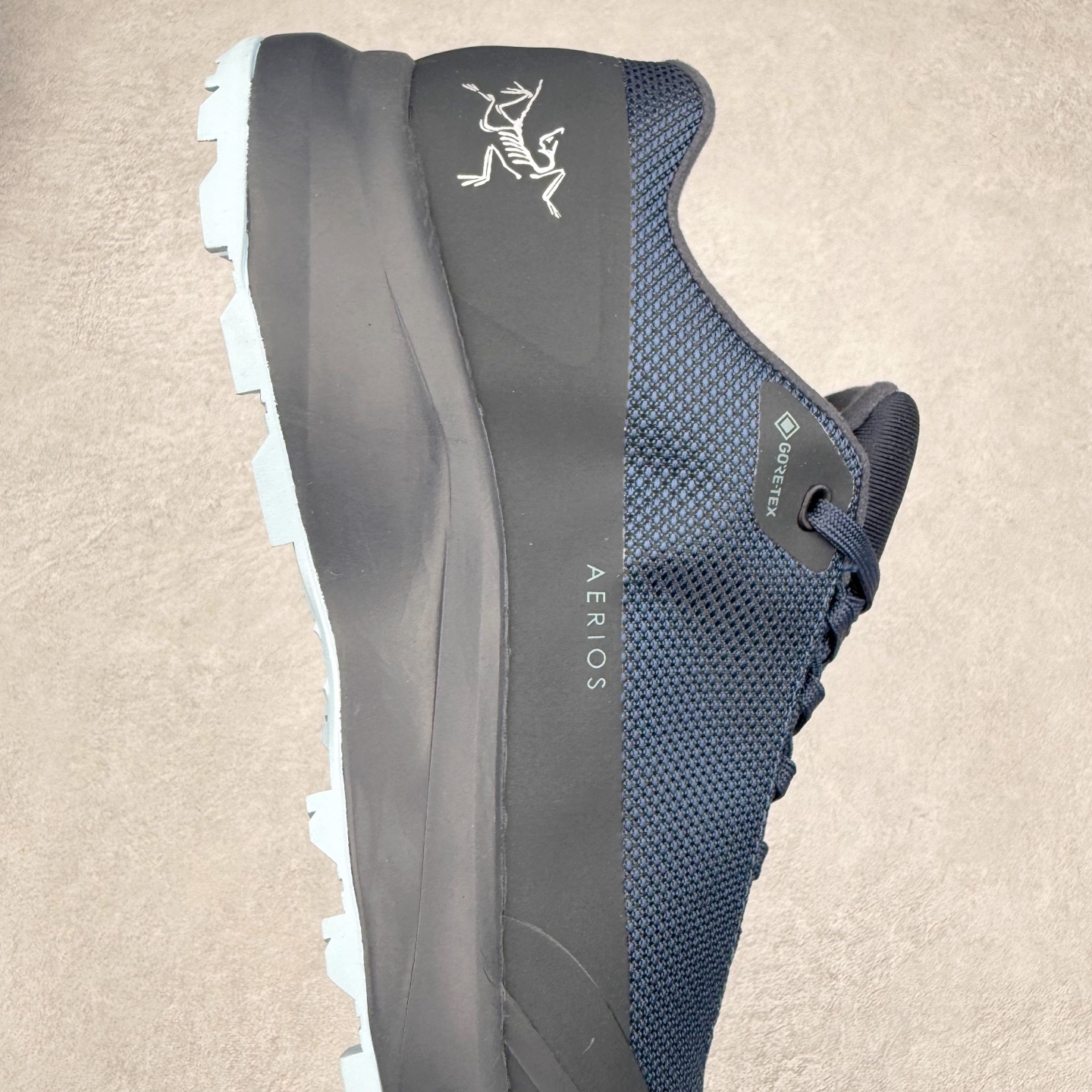 图片[6]-Arcteryx Aerios GTX 始祖鸟户外防水透气低帮徒步登山鞋 Arcteryx中文名始祖鸟 加拿大户外服饰品牌 1989年创立于加拿大温哥华 始祖鸟来自加拿大海岸山脉 植根高山的专业户外品牌 始终秉承对精湛设计和工艺孜孜以求的准则 从1989年创立至今 Arcteryx始终不断在产品设计与做工上不惜工本 以满足始祖鸟的标准 品质、设计以及精简的理念造就了其良好的性能 并能满足严苛环境下的使用需求 实拍调校N版已经零色差零失真 百分百还原实物色彩所见即所得 不存在货不对板色差等低级问题 选购参考实物拍摄 不混卖不参货 只用心做好货严格选品 承诺混一赔十 尺码：36 36.5 37.5 38 38.5 39 40 40.5 41 42 42.5 43 44 44.5 45-选品中心