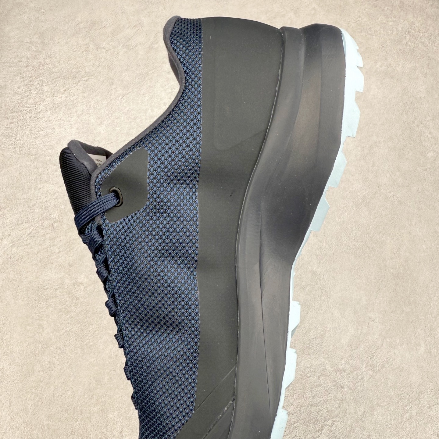 图片[7]-Arcteryx Aerios GTX 始祖鸟户外防水透气低帮徒步登山鞋 Arcteryx中文名始祖鸟 加拿大户外服饰品牌 1989年创立于加拿大温哥华 始祖鸟来自加拿大海岸山脉 植根高山的专业户外品牌 始终秉承对精湛设计和工艺孜孜以求的准则 从1989年创立至今 Arcteryx始终不断在产品设计与做工上不惜工本 以满足始祖鸟的标准 品质、设计以及精简的理念造就了其良好的性能 并能满足严苛环境下的使用需求 实拍调校N版已经零色差零失真 百分百还原实物色彩所见即所得 不存在货不对板色差等低级问题 选购参考实物拍摄 不混卖不参货 只用心做好货严格选品 承诺混一赔十 尺码：36 36.5 37.5 38 38.5 39 40 40.5 41 42 42.5 43 44 44.5 45-选品中心