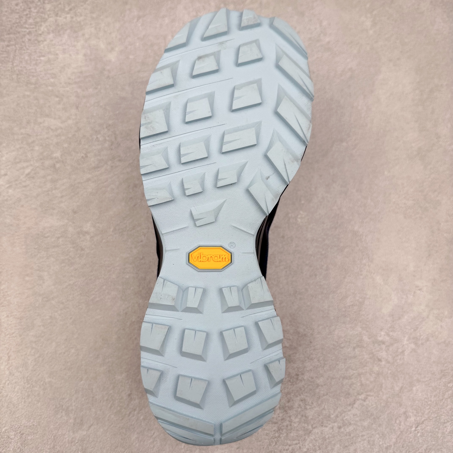 图片[9]-Arcteryx Aerios GTX 始祖鸟户外防水透气低帮徒步登山鞋 Arcteryx中文名始祖鸟 加拿大户外服饰品牌 1989年创立于加拿大温哥华 始祖鸟来自加拿大海岸山脉 植根高山的专业户外品牌 始终秉承对精湛设计和工艺孜孜以求的准则 从1989年创立至今 Arcteryx始终不断在产品设计与做工上不惜工本 以满足始祖鸟的标准 品质、设计以及精简的理念造就了其良好的性能 并能满足严苛环境下的使用需求 实拍调校N版已经零色差零失真 百分百还原实物色彩所见即所得 不存在货不对板色差等低级问题 选购参考实物拍摄 不混卖不参货 只用心做好货严格选品 承诺混一赔十 尺码：36 36.5 37.5 38 38.5 39 40 40.5 41 42 42.5 43 44 44.5 45-选品中心