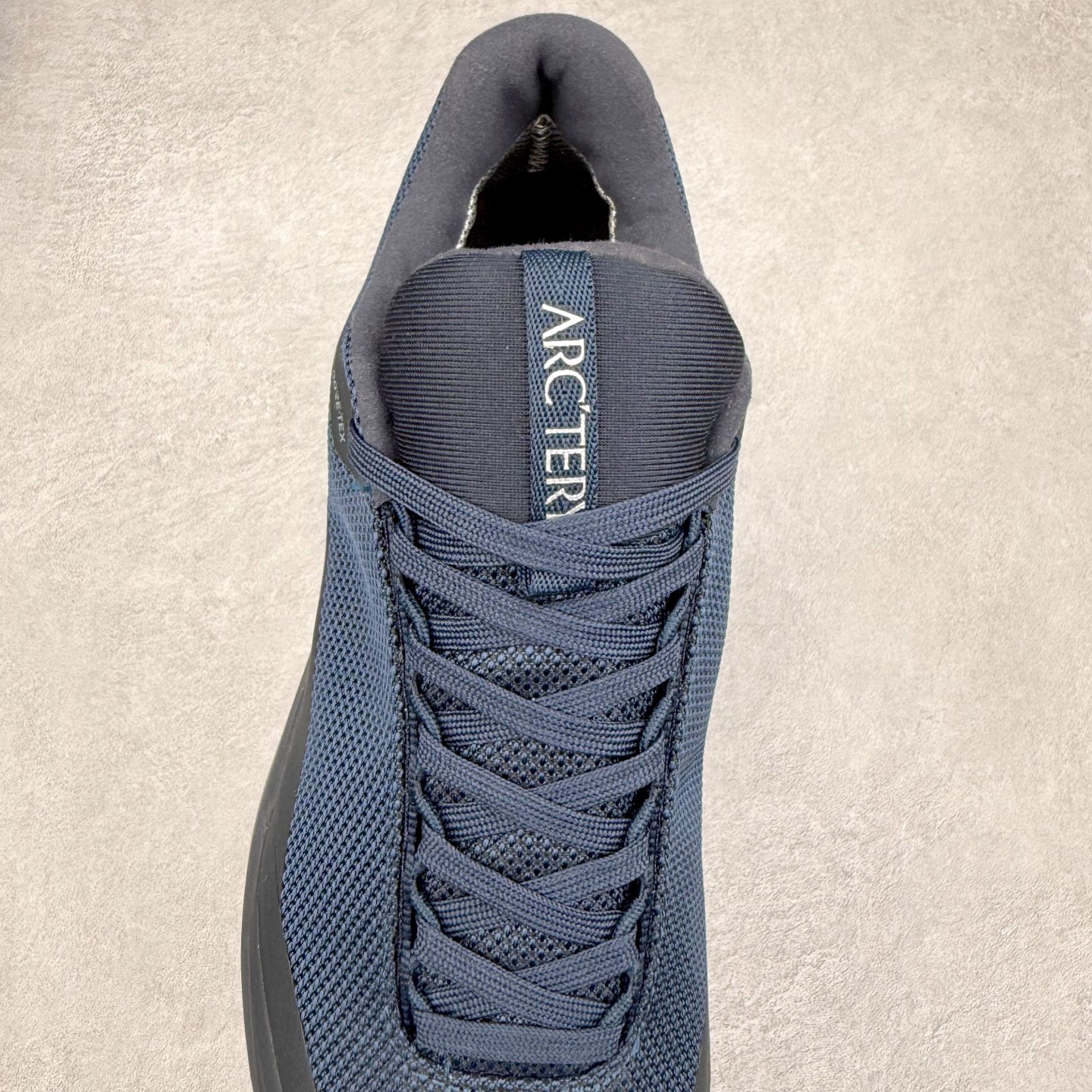 图片[5]-Arcteryx Aerios GTX 始祖鸟户外防水透气低帮徒步登山鞋 Arcteryx中文名始祖鸟 加拿大户外服饰品牌 1989年创立于加拿大温哥华 始祖鸟来自加拿大海岸山脉 植根高山的专业户外品牌 始终秉承对精湛设计和工艺孜孜以求的准则 从1989年创立至今 Arcteryx始终不断在产品设计与做工上不惜工本 以满足始祖鸟的标准 品质、设计以及精简的理念造就了其良好的性能 并能满足严苛环境下的使用需求 实拍调校N版已经零色差零失真 百分百还原实物色彩所见即所得 不存在货不对板色差等低级问题 选购参考实物拍摄 不混卖不参货 只用心做好货严格选品 承诺混一赔十 尺码：36 36.5 37.5 38 38.5 39 40 40.5 41 42 42.5 43 44 44.5 45-选品中心