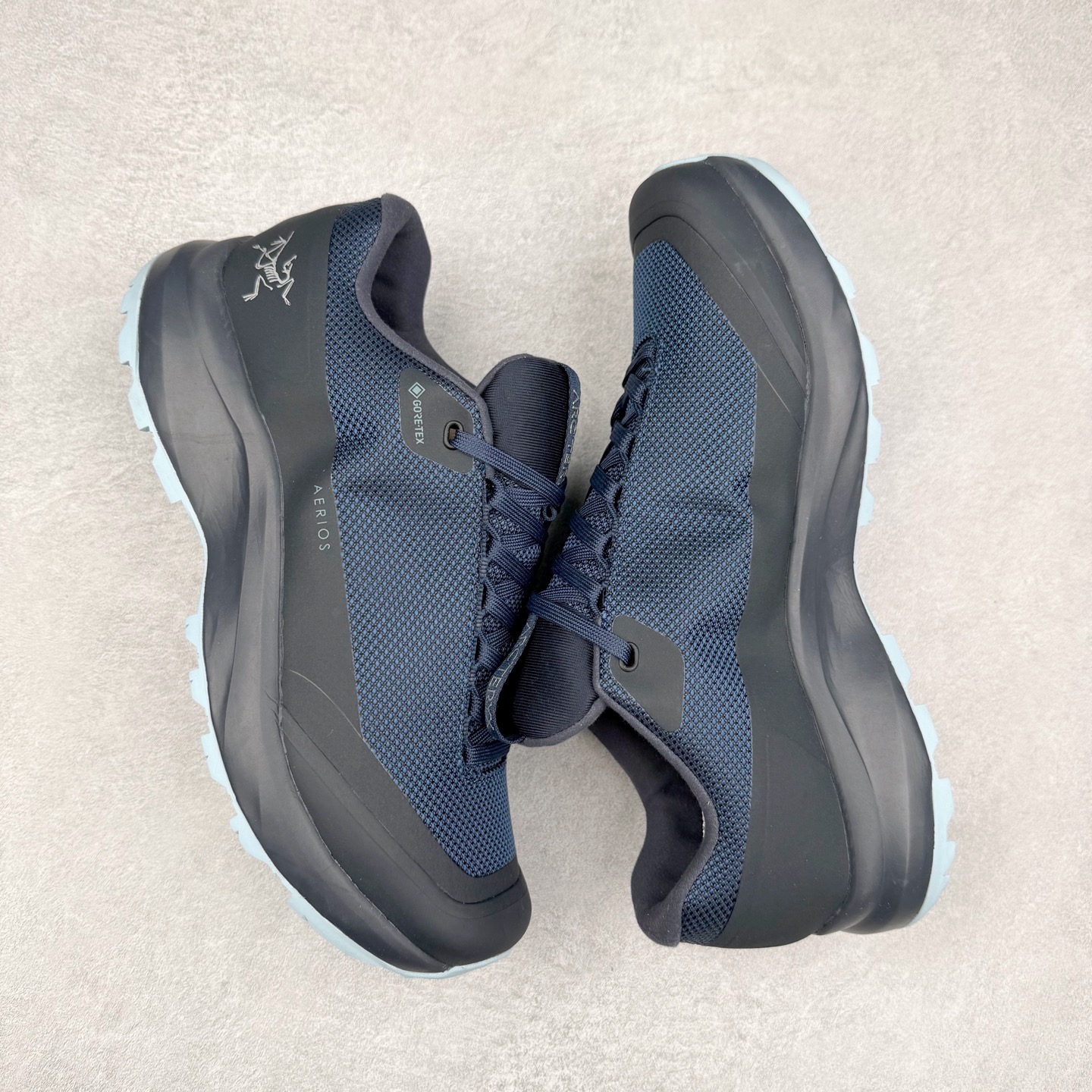 图片[3]-Arcteryx Aerios GTX 始祖鸟户外防水透气低帮徒步登山鞋 Arcteryx中文名始祖鸟 加拿大户外服饰品牌 1989年创立于加拿大温哥华 始祖鸟来自加拿大海岸山脉 植根高山的专业户外品牌 始终秉承对精湛设计和工艺孜孜以求的准则 从1989年创立至今 Arcteryx始终不断在产品设计与做工上不惜工本 以满足始祖鸟的标准 品质、设计以及精简的理念造就了其良好的性能 并能满足严苛环境下的使用需求 实拍调校N版已经零色差零失真 百分百还原实物色彩所见即所得 不存在货不对板色差等低级问题 选购参考实物拍摄 不混卖不参货 只用心做好货严格选品 承诺混一赔十 尺码：36 36.5 37.5 38 38.5 39 40 40.5 41 42 42.5 43 44 44.5 45-选品中心