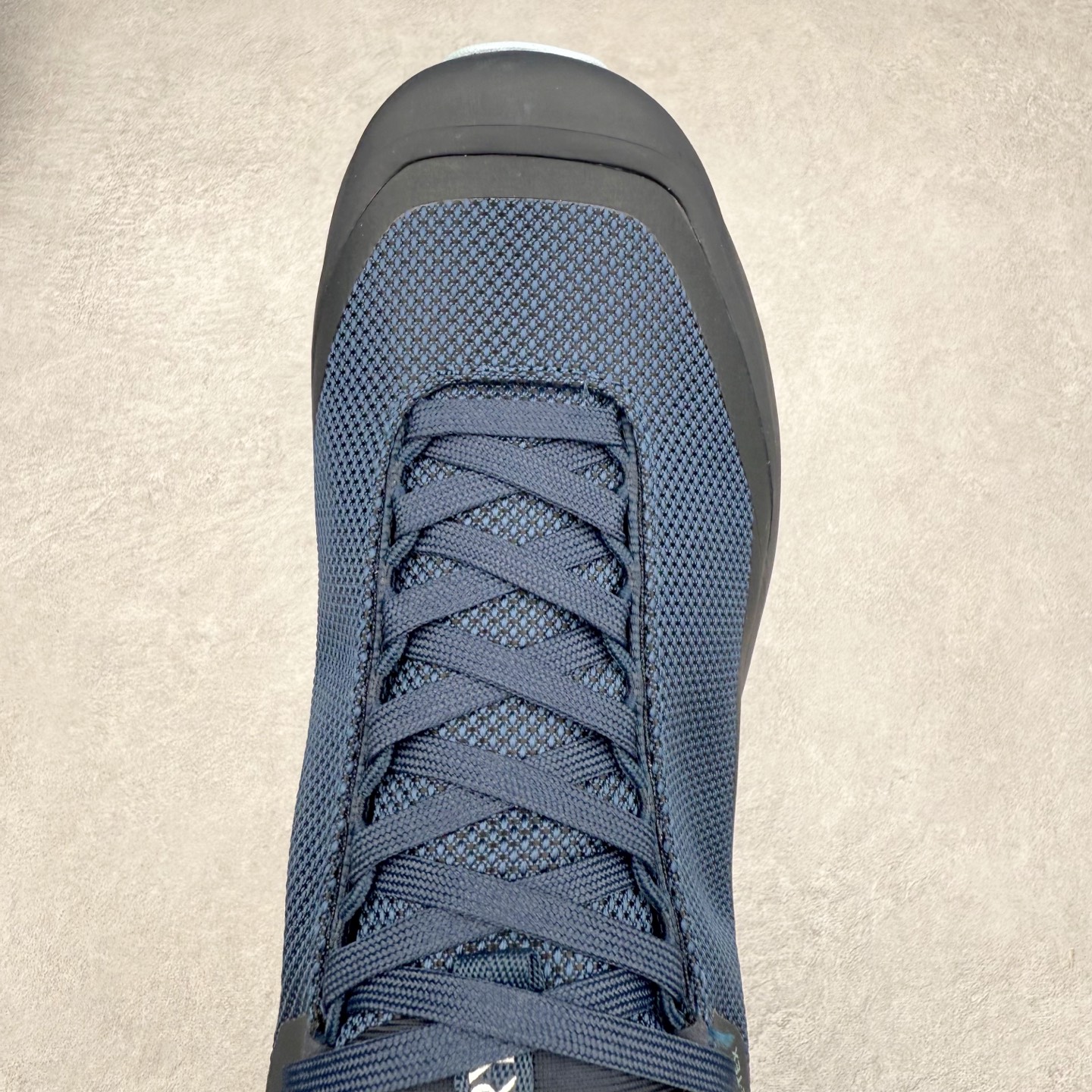 图片[4]-Arcteryx Aerios GTX 始祖鸟户外防水透气低帮徒步登山鞋 Arcteryx中文名始祖鸟 加拿大户外服饰品牌 1989年创立于加拿大温哥华 始祖鸟来自加拿大海岸山脉 植根高山的专业户外品牌 始终秉承对精湛设计和工艺孜孜以求的准则 从1989年创立至今 Arcteryx始终不断在产品设计与做工上不惜工本 以满足始祖鸟的标准 品质、设计以及精简的理念造就了其良好的性能 并能满足严苛环境下的使用需求 实拍调校N版已经零色差零失真 百分百还原实物色彩所见即所得 不存在货不对板色差等低级问题 选购参考实物拍摄 不混卖不参货 只用心做好货严格选品 承诺混一赔十 尺码：36 36.5 37.5 38 38.5 39 40 40.5 41 42 42.5 43 44 44.5 45-选品中心