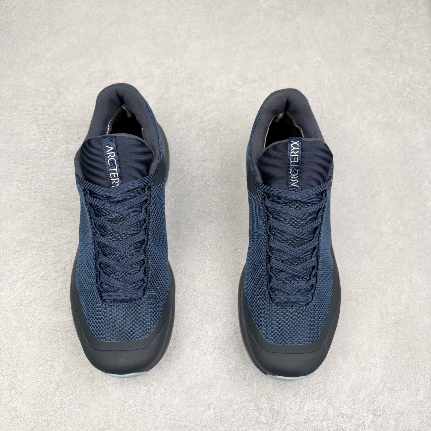 图片[2]-Arcteryx Aerios GTX 始祖鸟户外防水透气低帮徒步登山鞋 Arcteryx中文名始祖鸟 加拿大户外服饰品牌 1989年创立于加拿大温哥华 始祖鸟来自加拿大海岸山脉 植根高山的专业户外品牌 始终秉承对精湛设计和工艺孜孜以求的准则 从1989年创立至今 Arcteryx始终不断在产品设计与做工上不惜工本 以满足始祖鸟的标准 品质、设计以及精简的理念造就了其良好的性能 并能满足严苛环境下的使用需求 实拍调校N版已经零色差零失真 百分百还原实物色彩所见即所得 不存在货不对板色差等低级问题 选购参考实物拍摄 不混卖不参货 只用心做好货严格选品 承诺混一赔十 尺码：36 36.5 37.5 38 38.5 39 40 40.5 41 42 42.5 43 44 44.5 45-选品中心